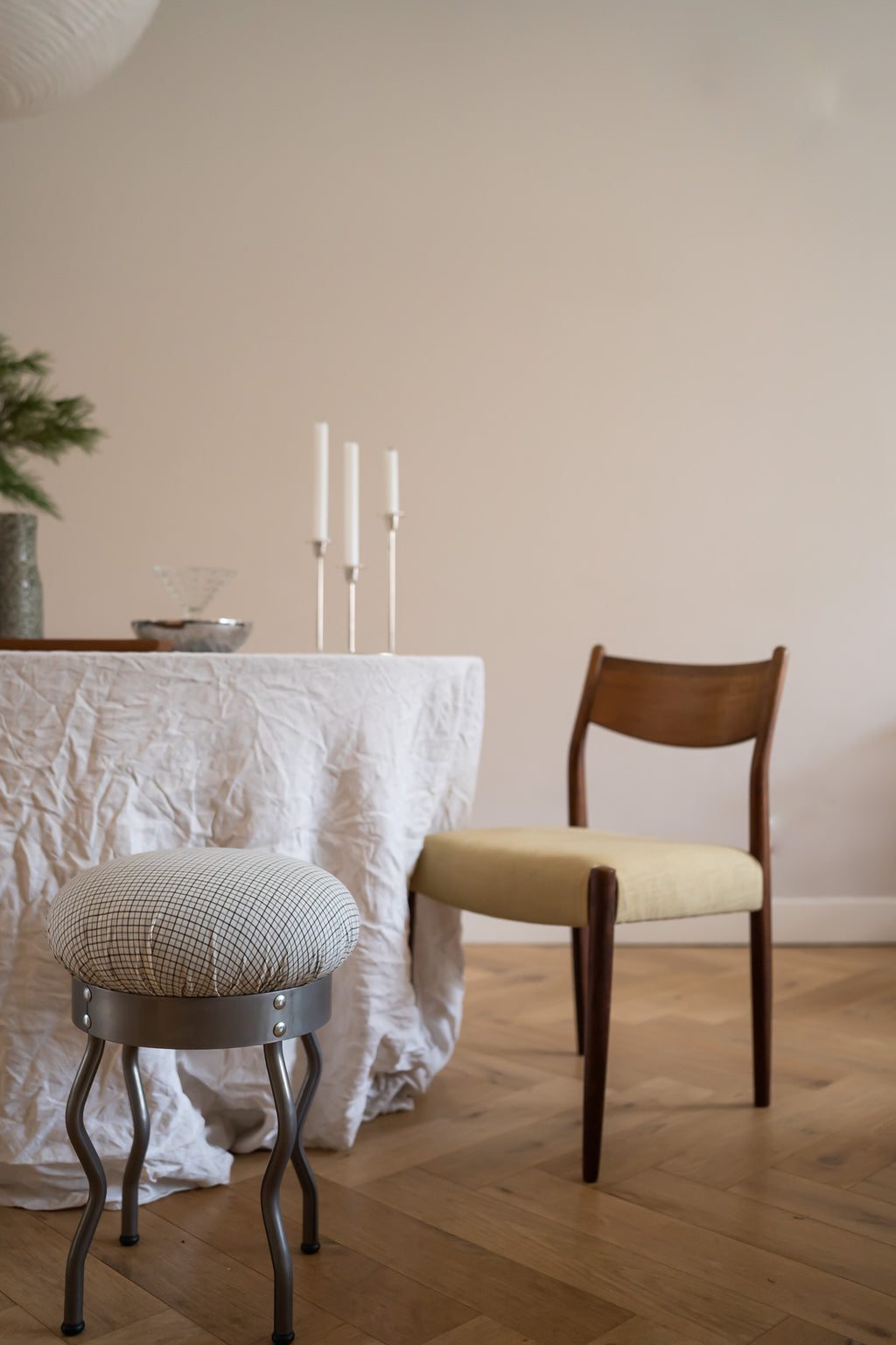 Een set van 2 vintage eetkamerstoelen