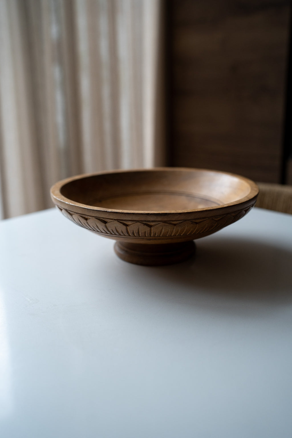 Houten schaal op voet