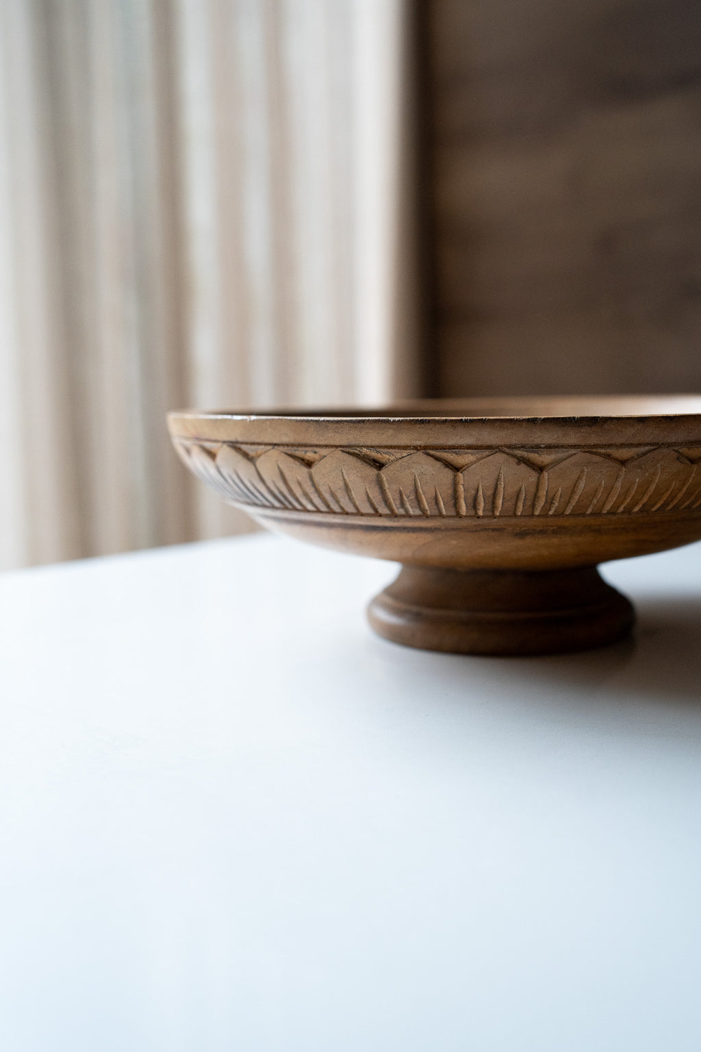 Houten schaal op voet