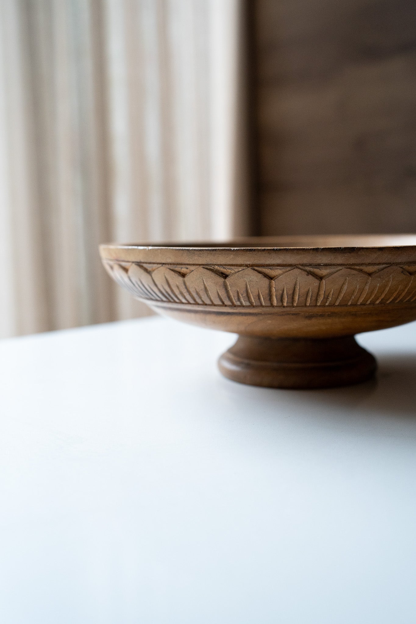 Houten schaal op voet