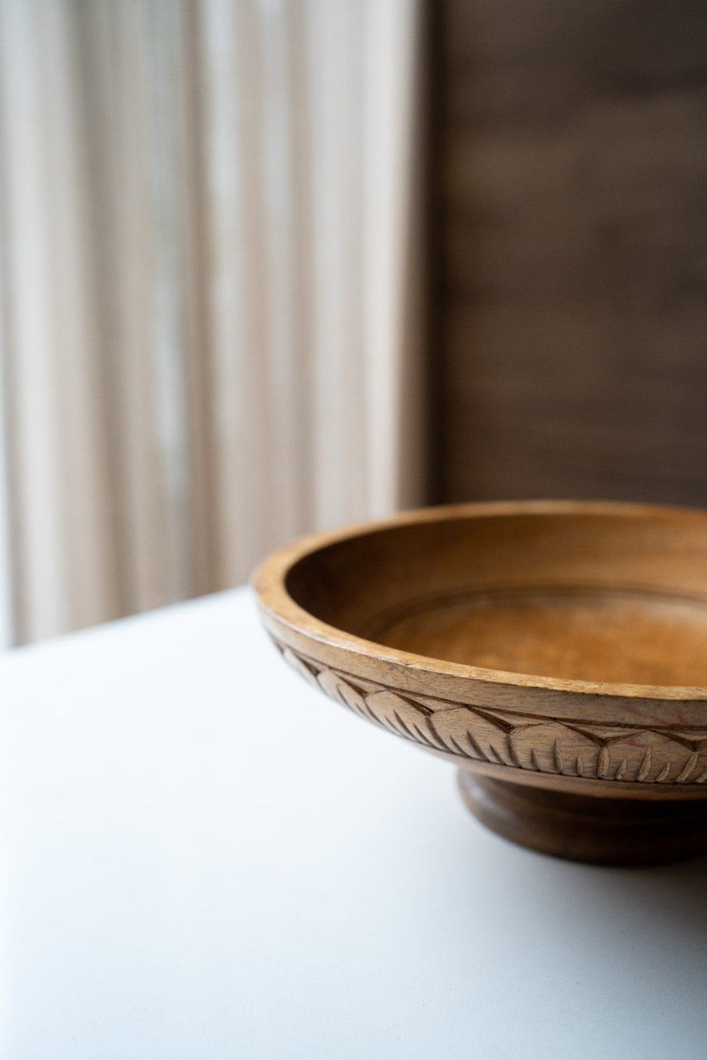 Houten schaal op voet