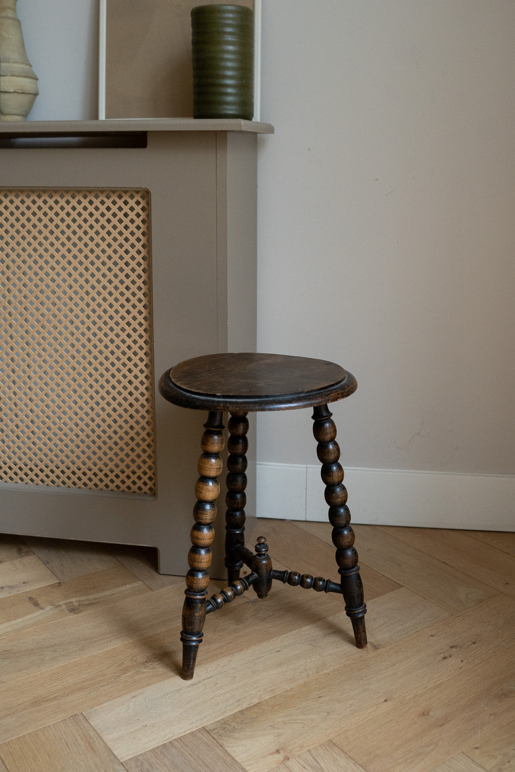 Houten driepoot kruk Bobbin