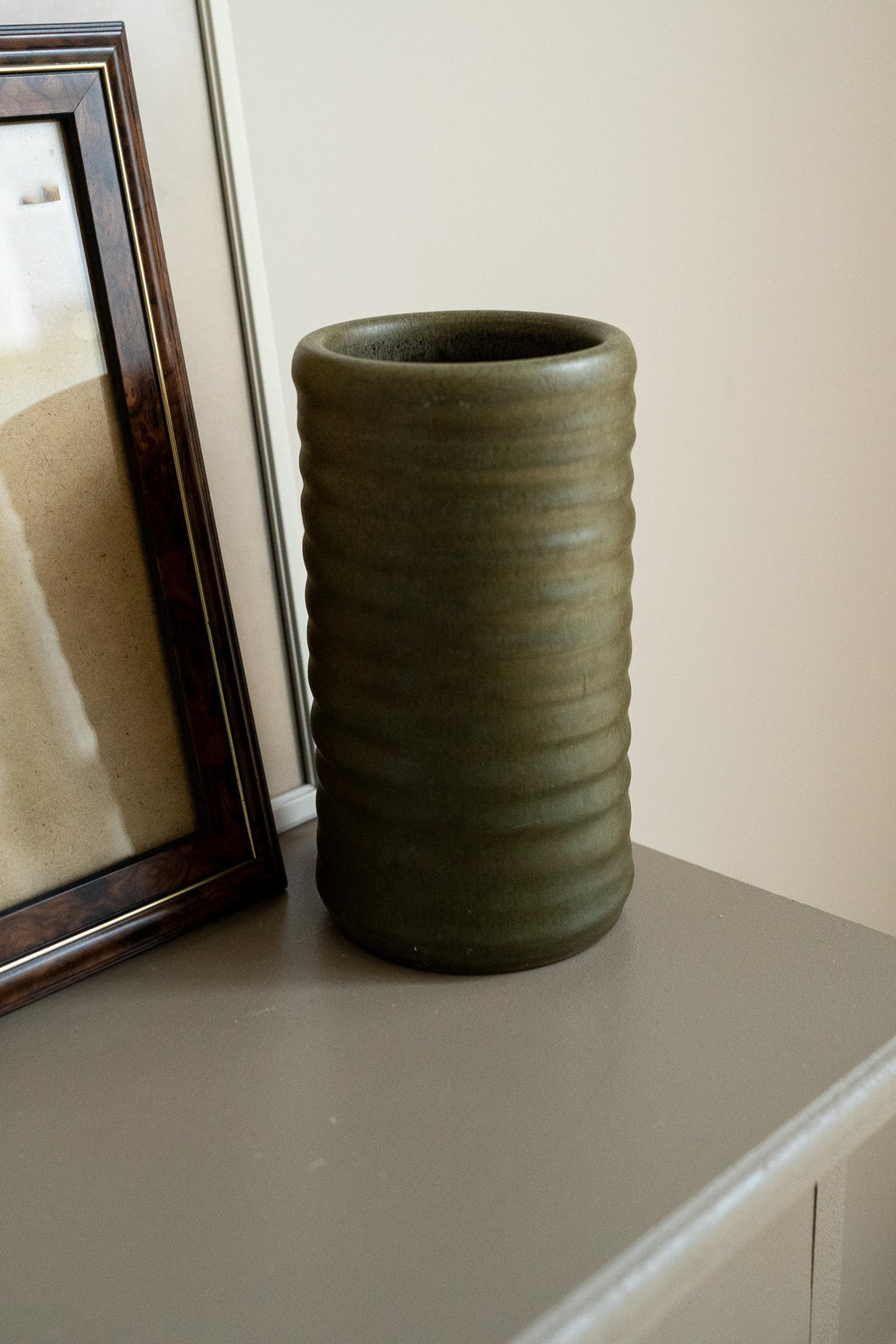 Donkergroene ribbel vaas