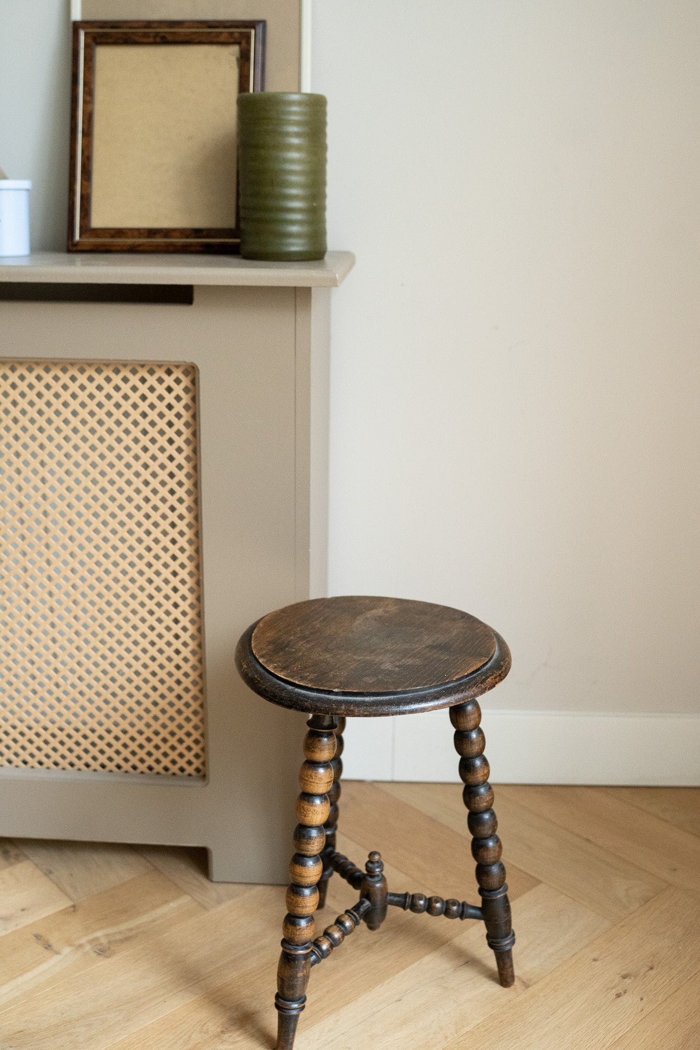 Houten driepoot kruk Bobbin