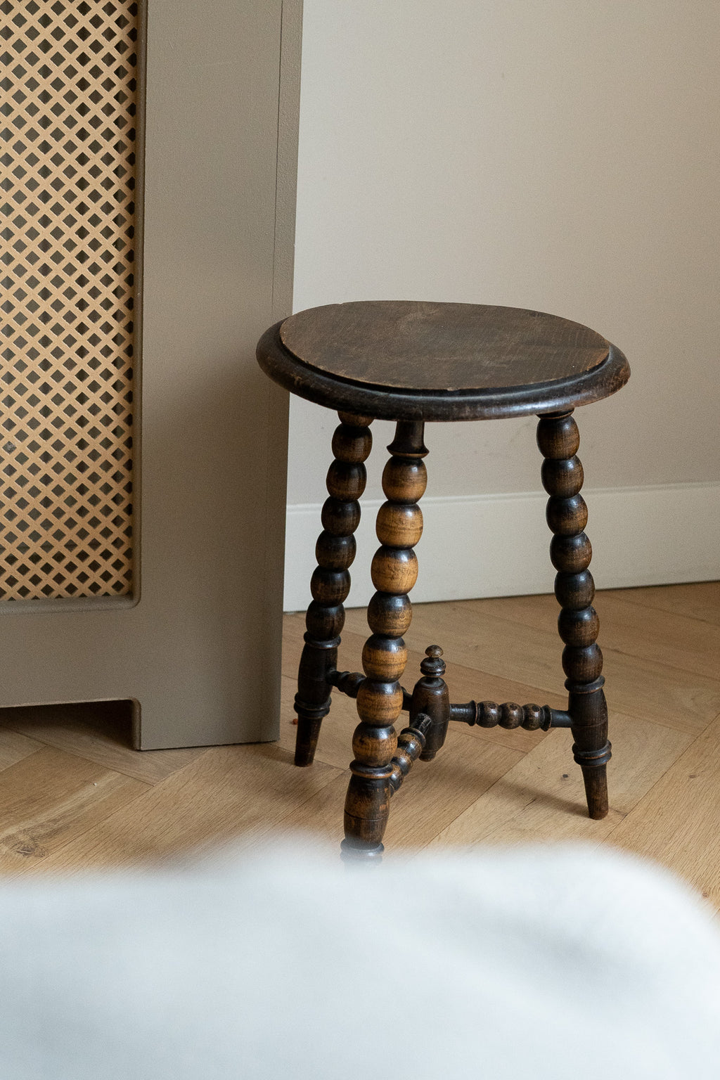 Houten driepoot kruk Bobbin