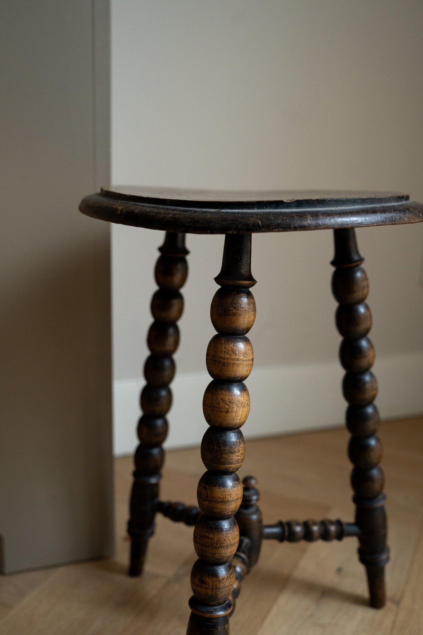 Houten driepoot kruk Bobbin