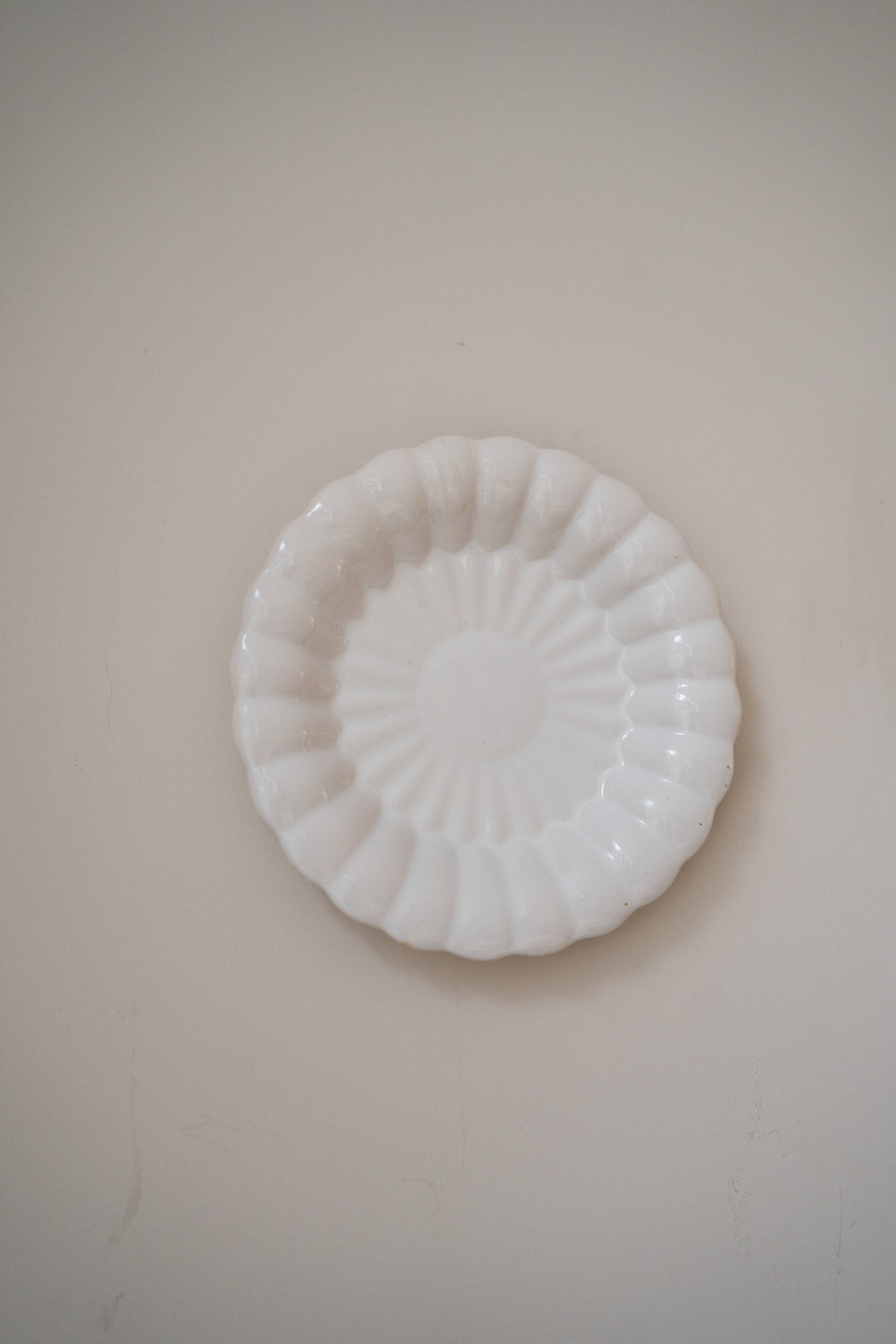 Crèmekleurige wandbord