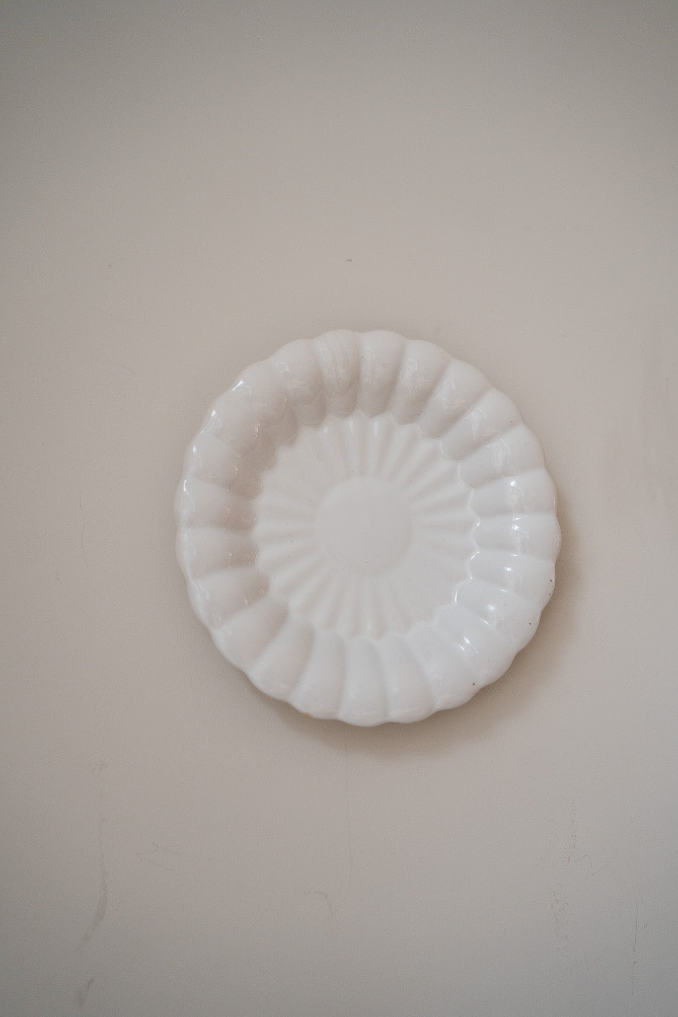 Crèmekleurige wandbord