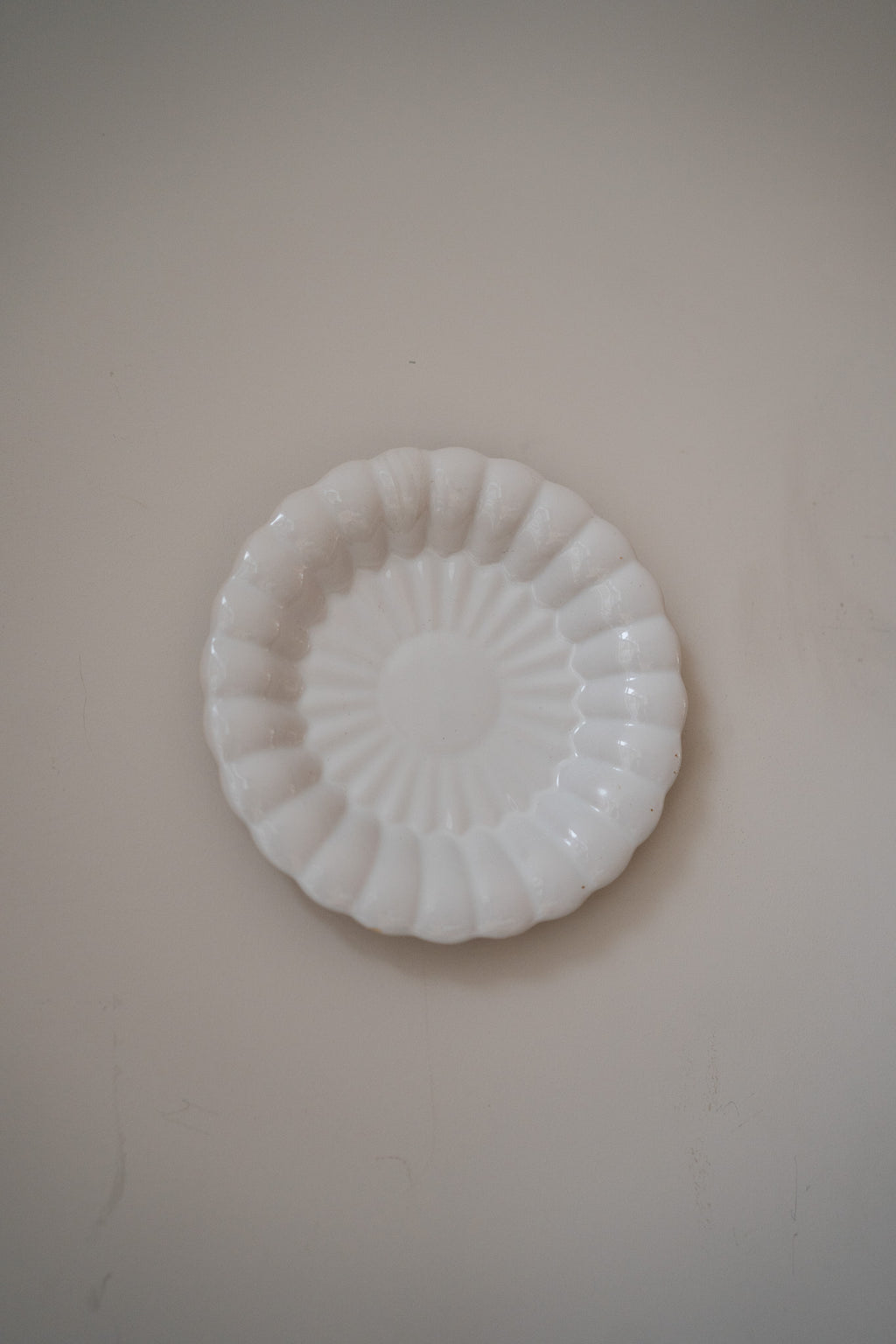 Crèmekleurige wandbord