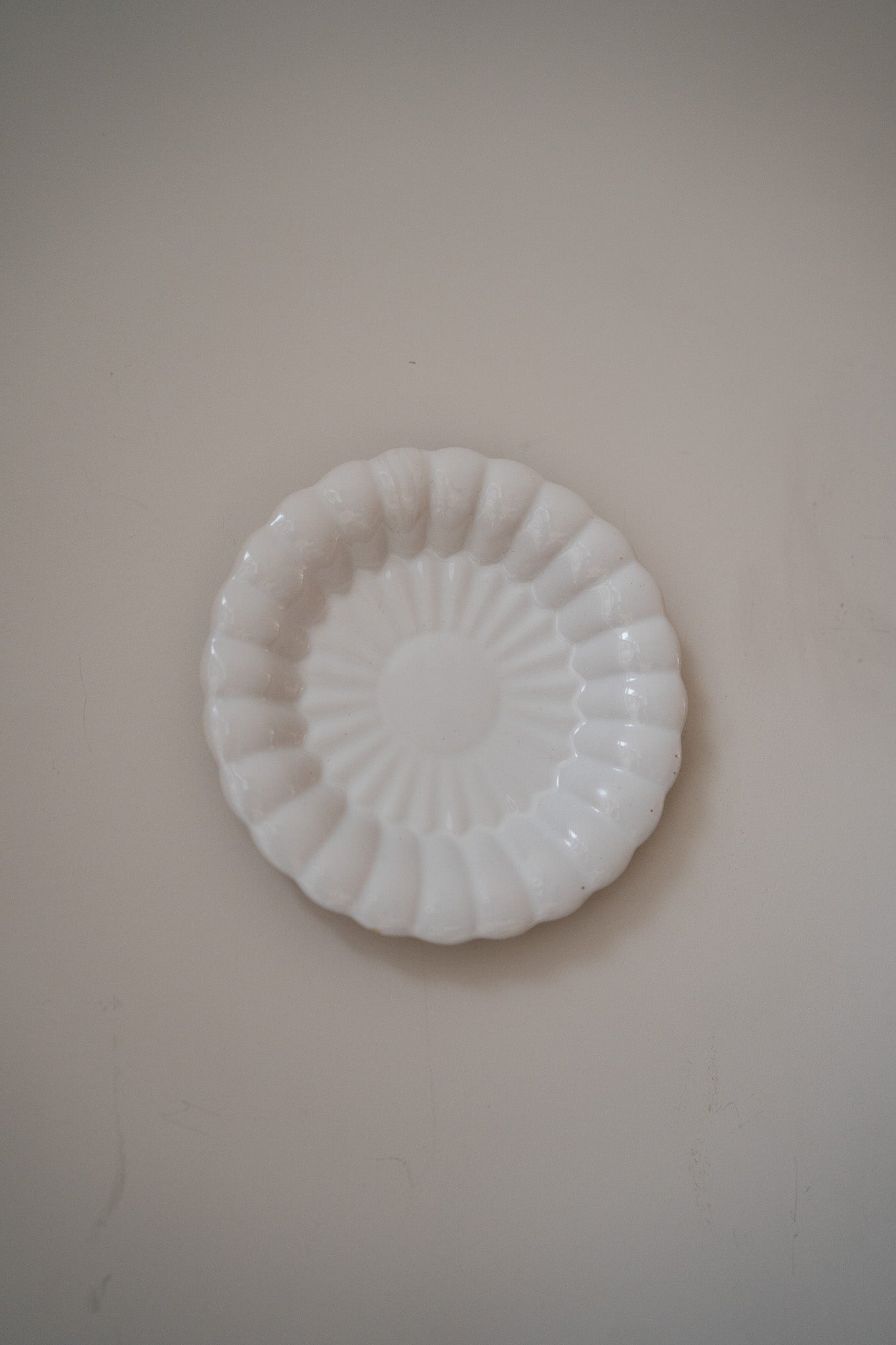 Crèmekleurige wandbord