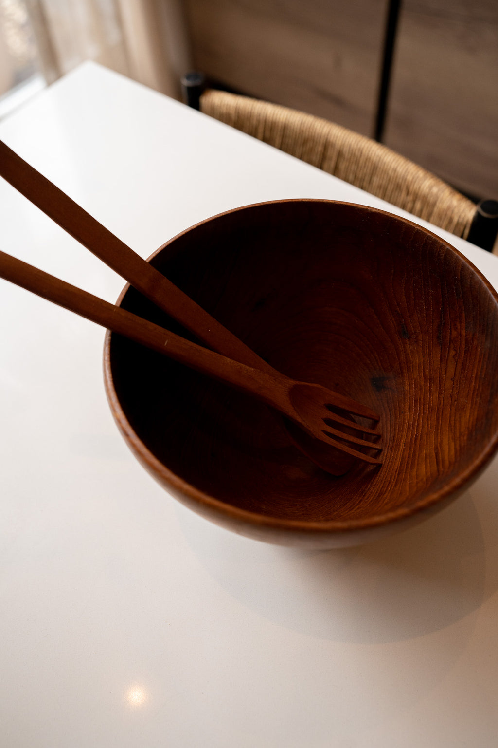 Massief teakhout kom met vintage bestek