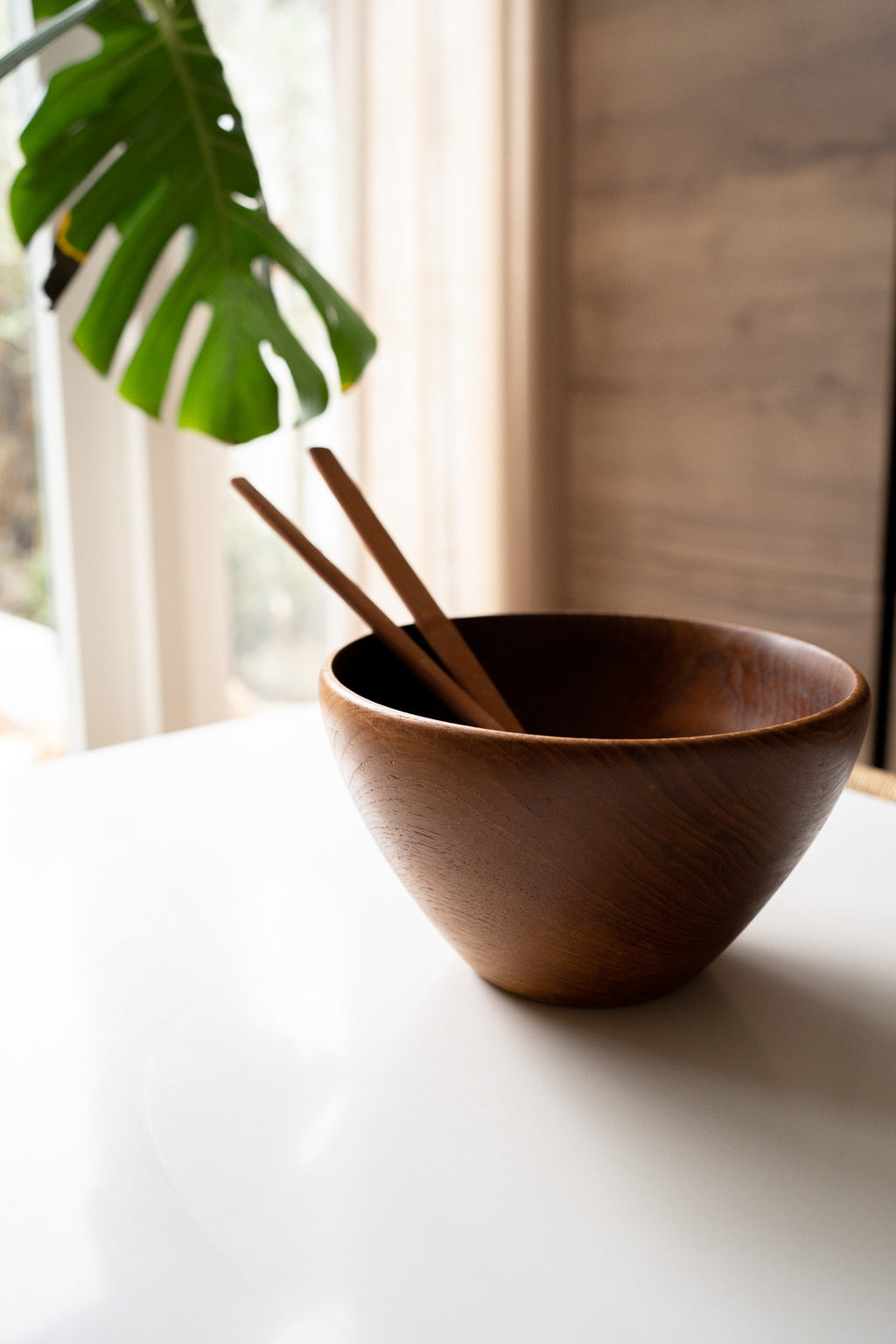 Massief teakhout kom met vintage bestek