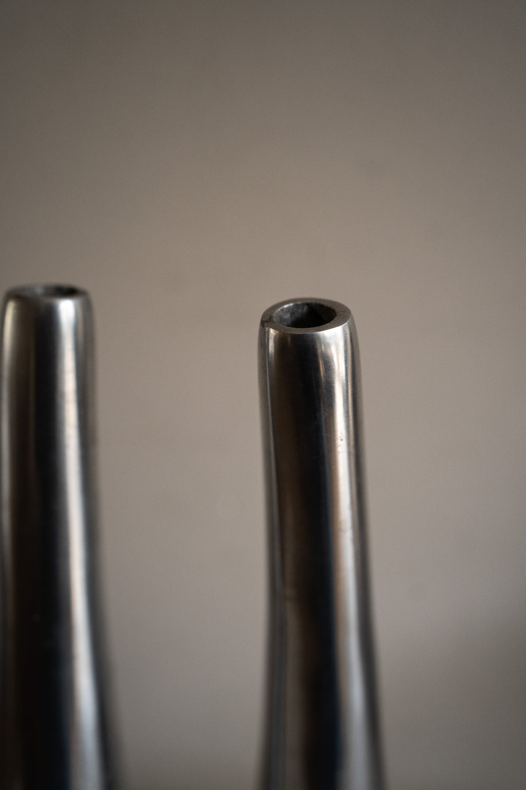 Set van 2 zilverkleurige vaasjes