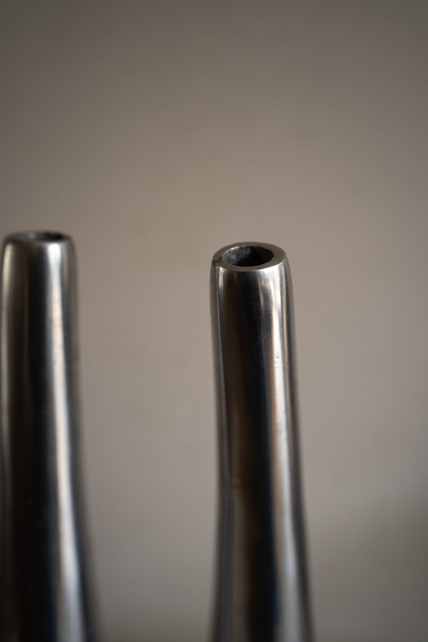 Set van 2 zilverkleurige vaasjes