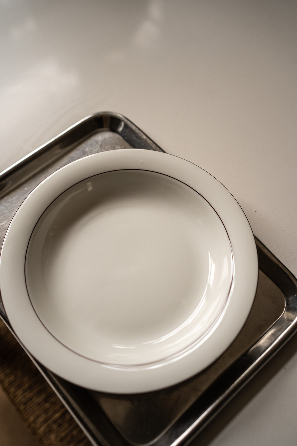 6 diepe borden wit met bruine rand