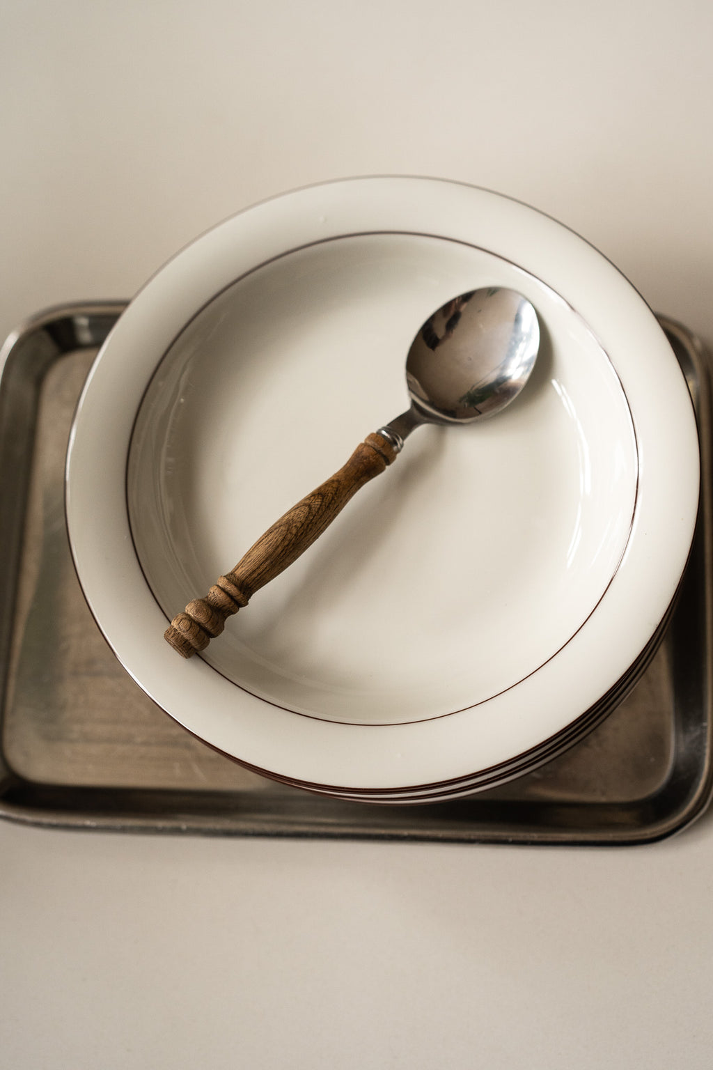 6 diepe borden wit met bruine rand