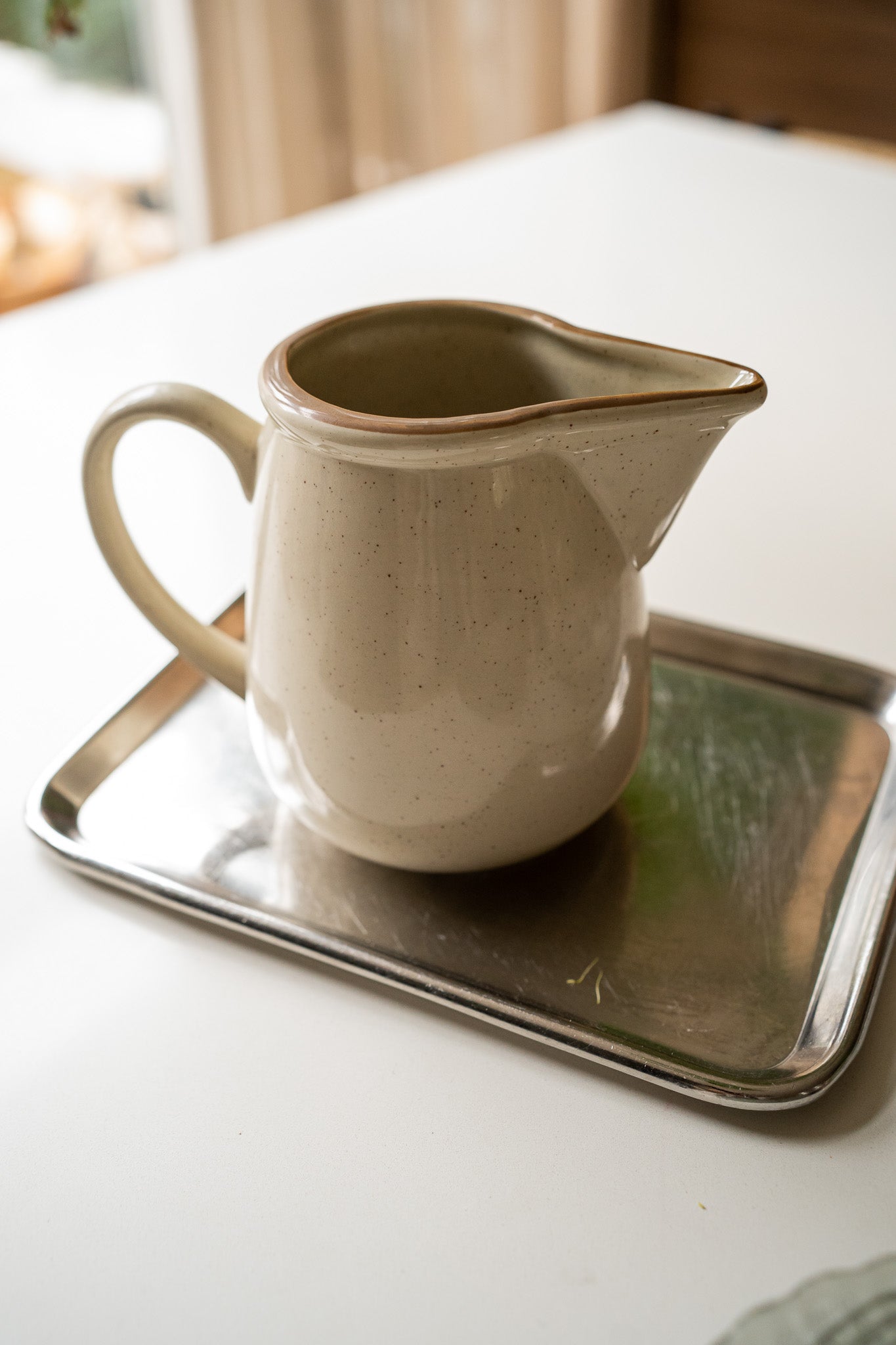 Off white met bruin gespikkelde kan