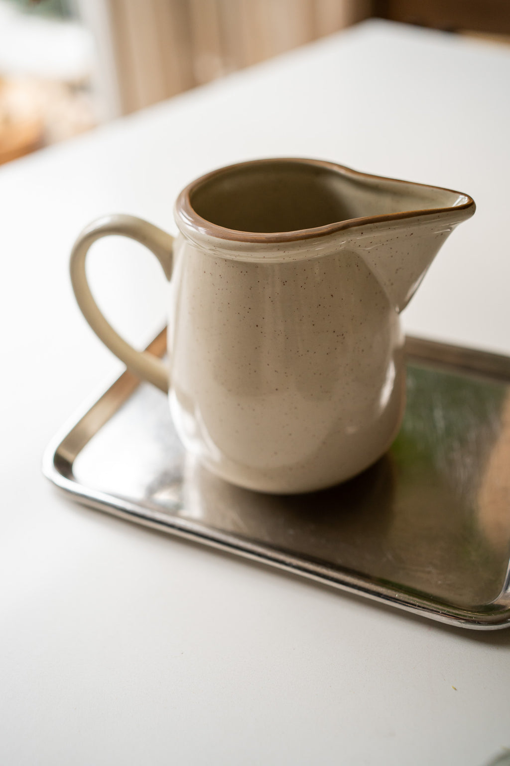 Off white met bruin gespikkelde kan