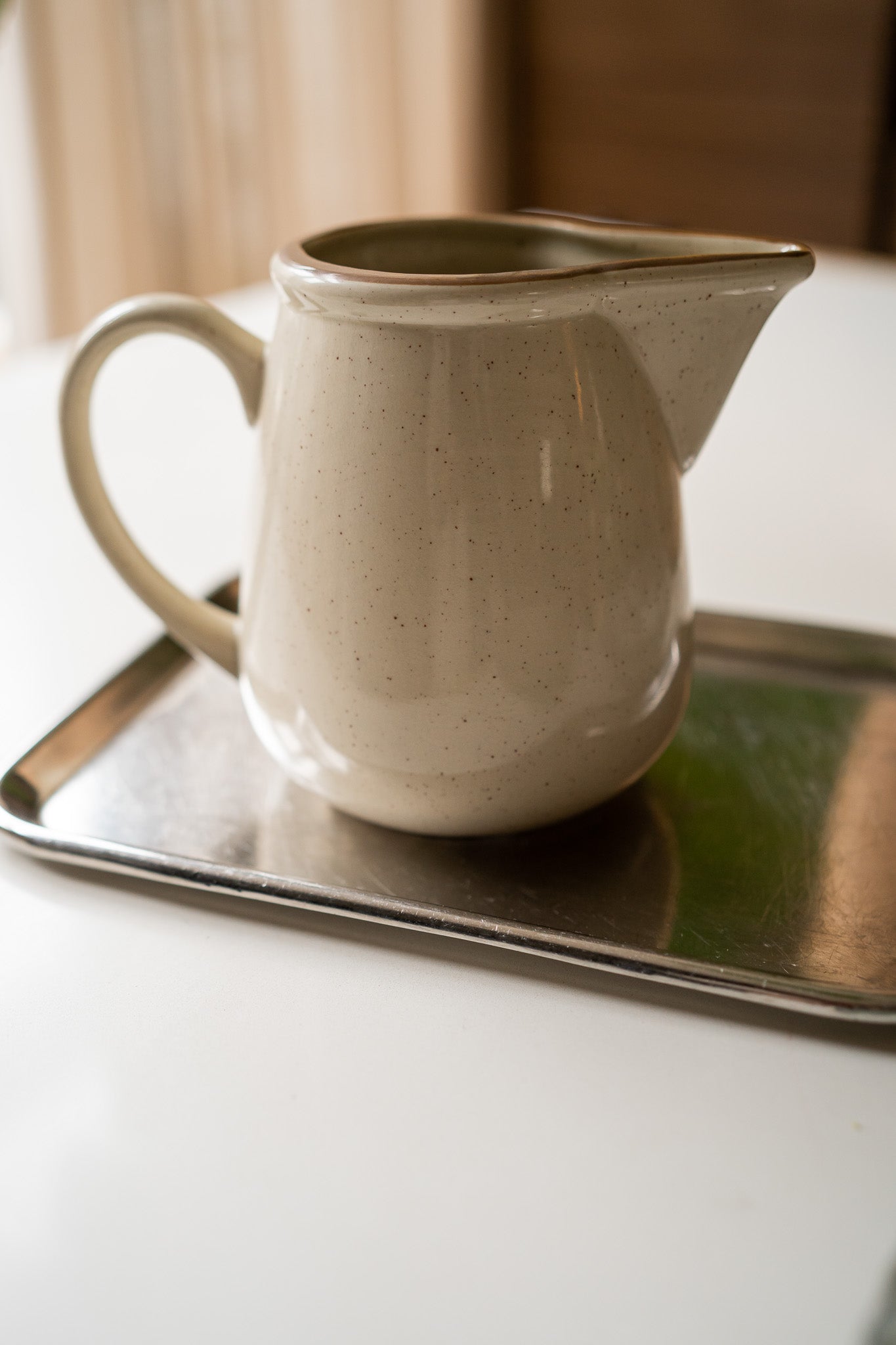 Off white met bruin gespikkelde kan