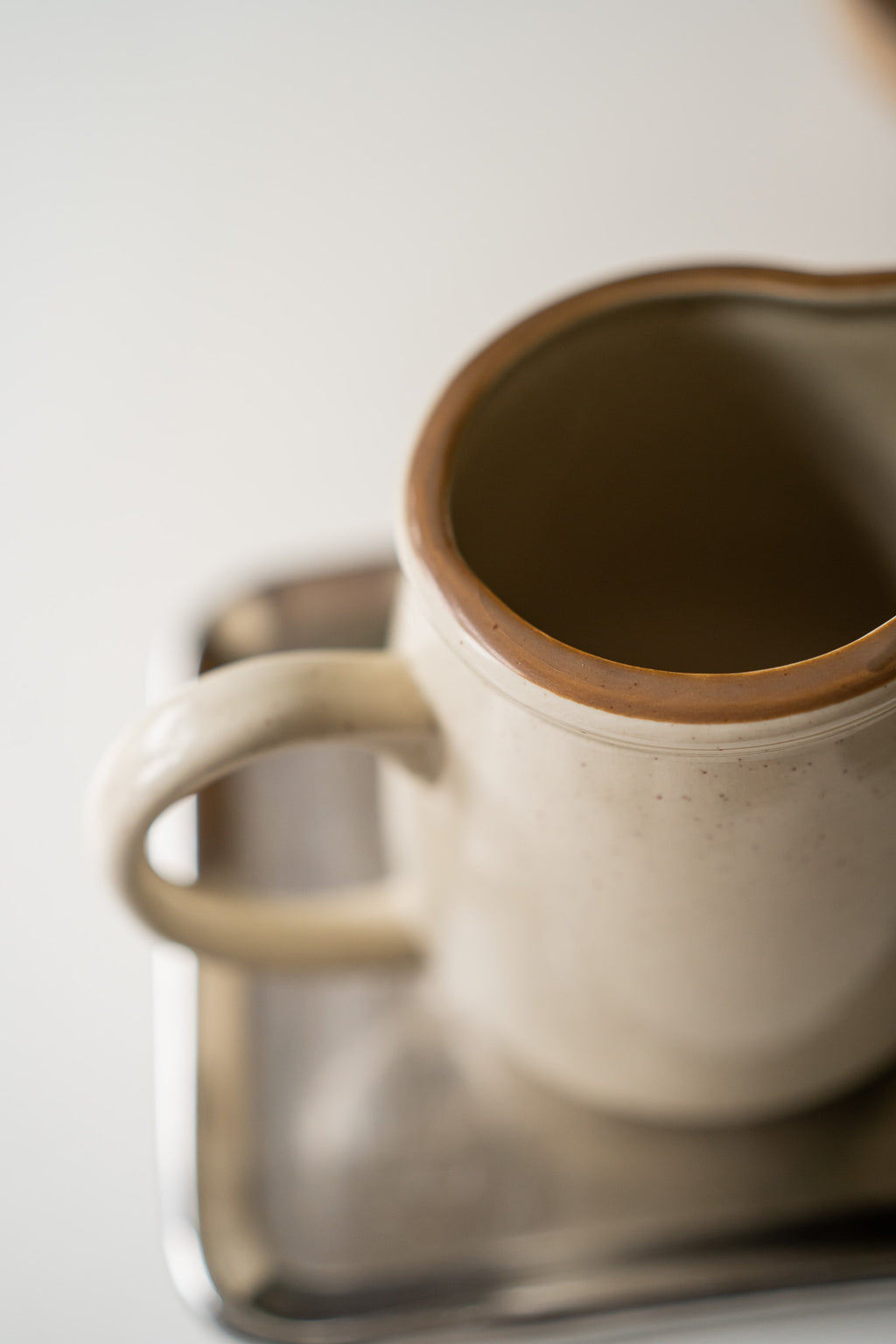 Off white met bruin gespikkelde kan