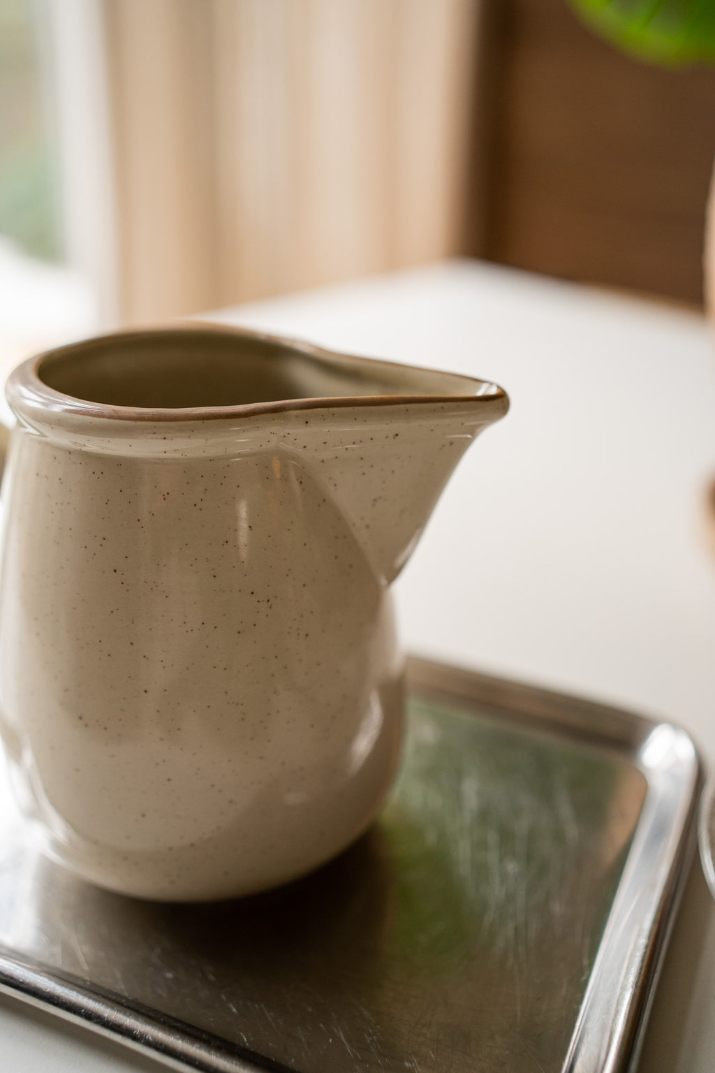 Off white met bruin gespikkelde kan