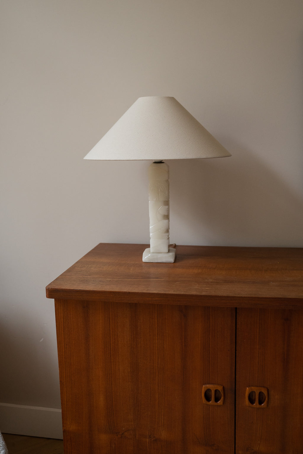 Off white lamp onyx