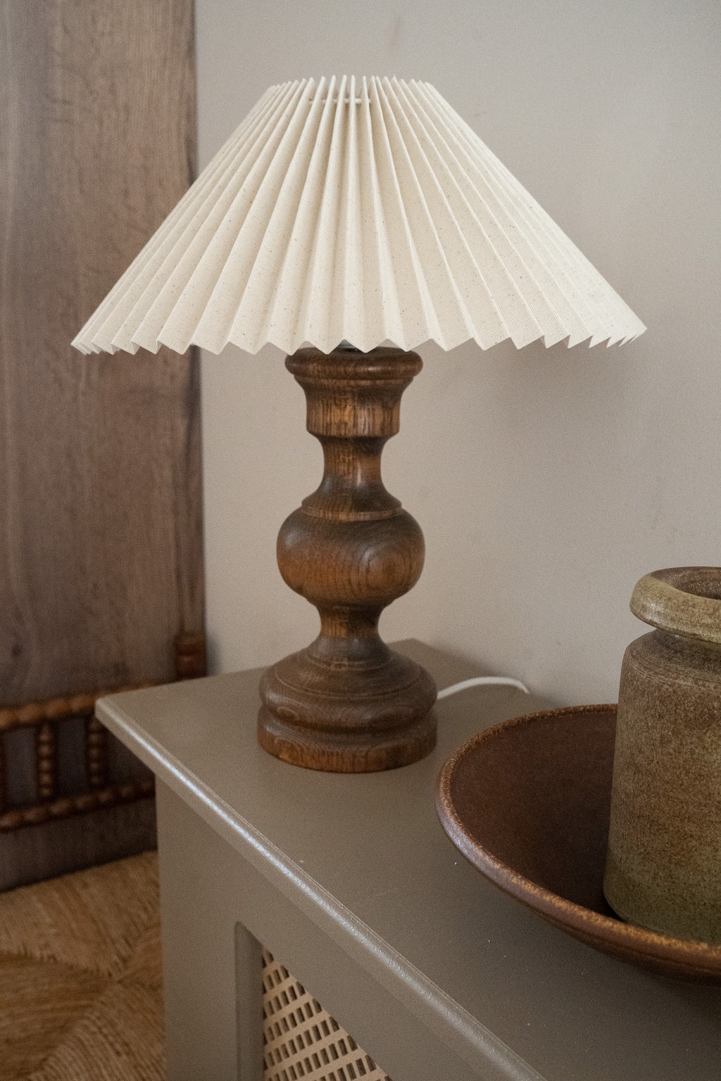 Houten lamp met plisse kap