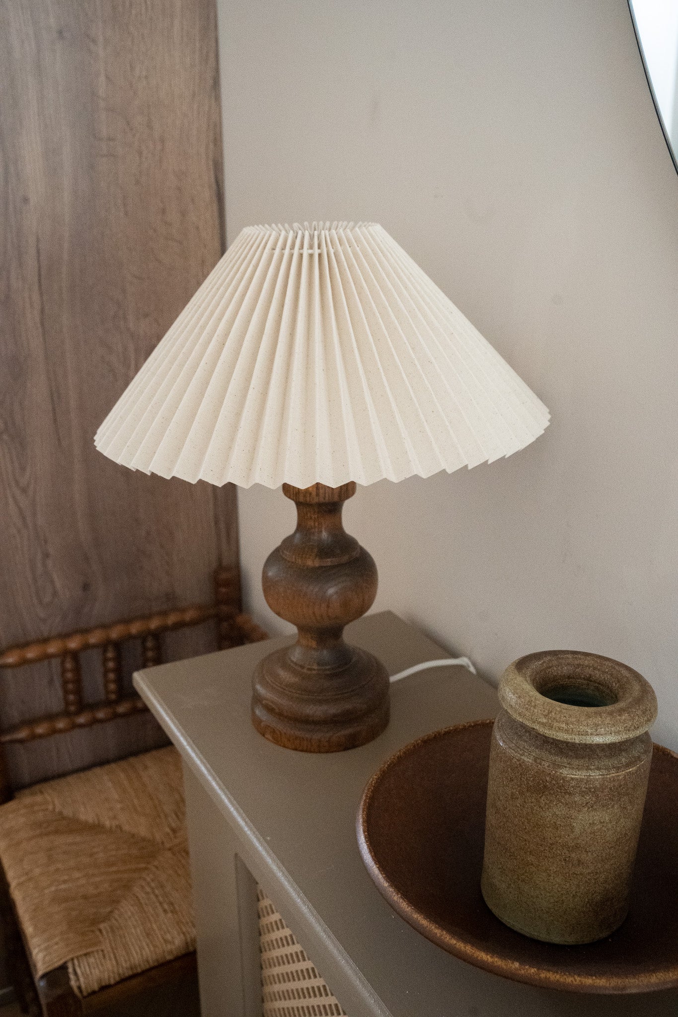 Houten lamp met plisse kap