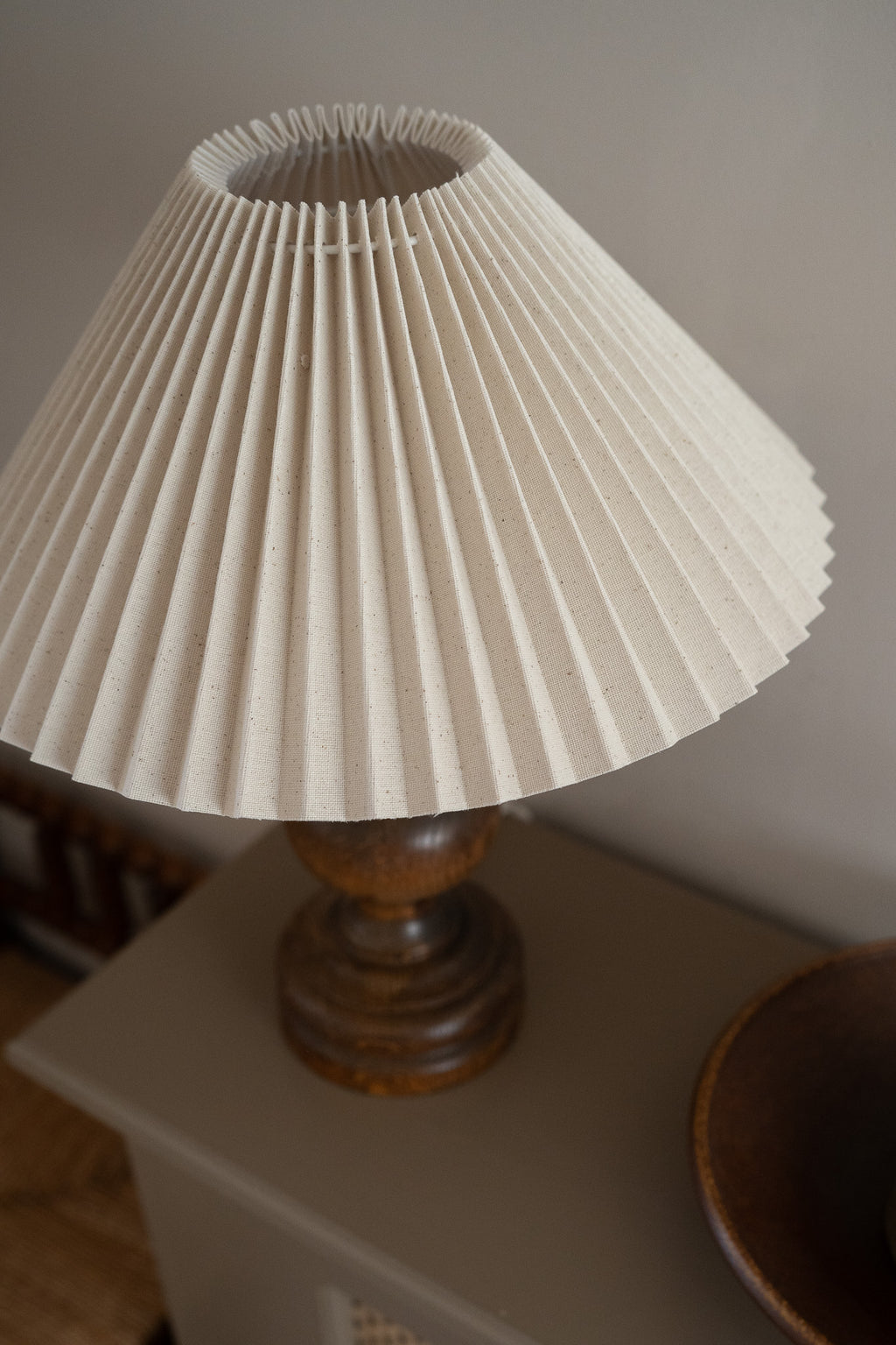 Houten lamp met plisse kap