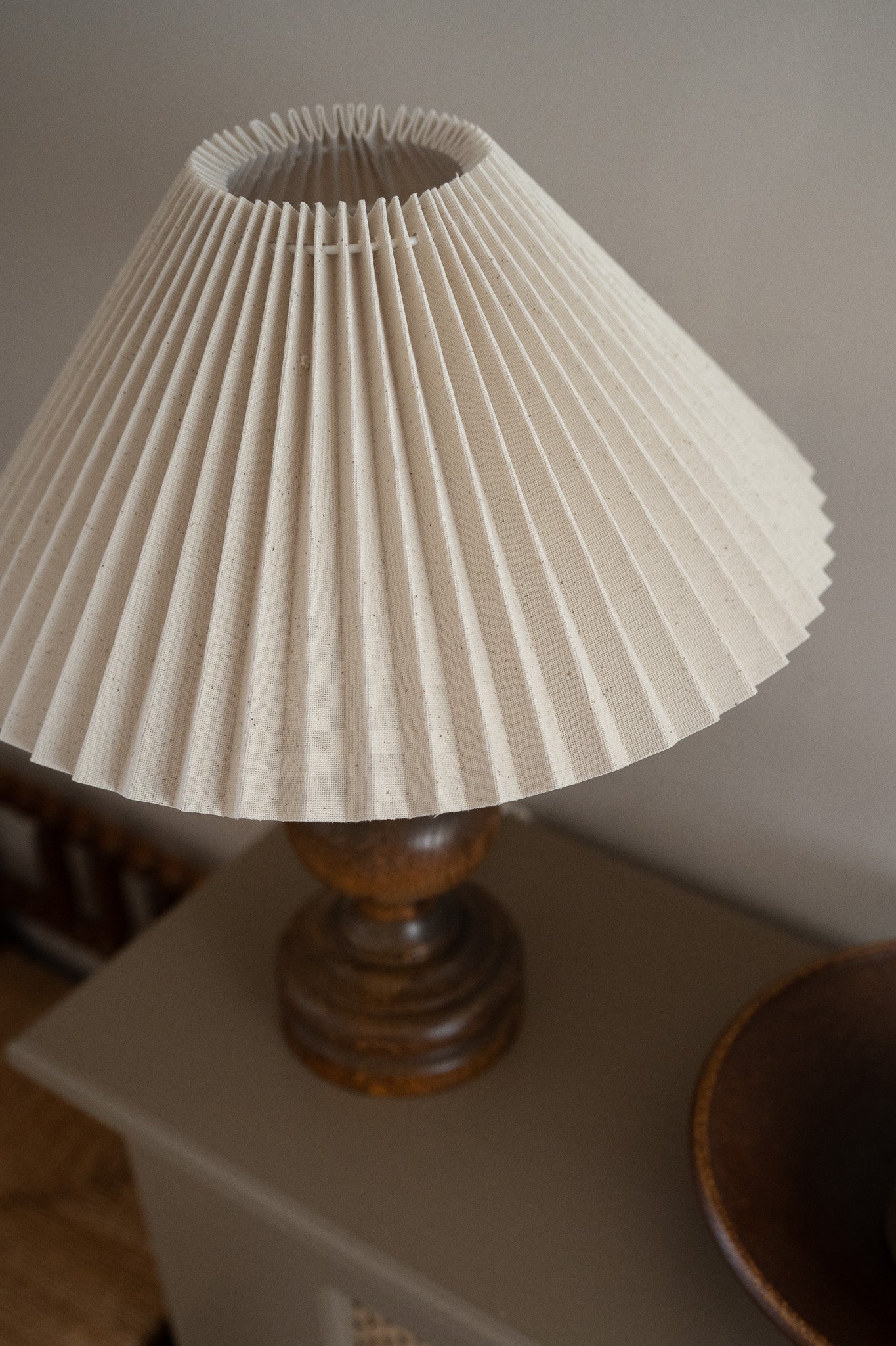 Houten lamp met plisse kap