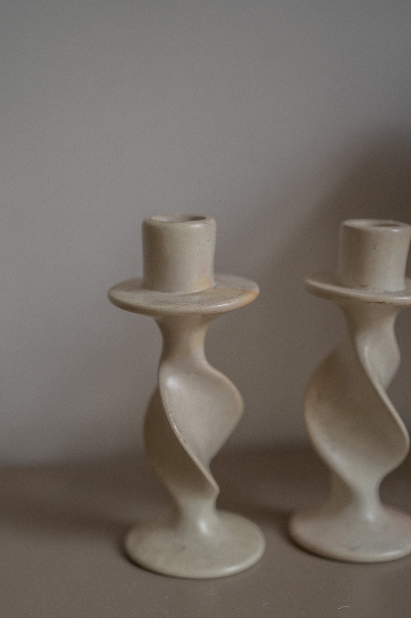 Set van 2 Spekstenen kandelaren