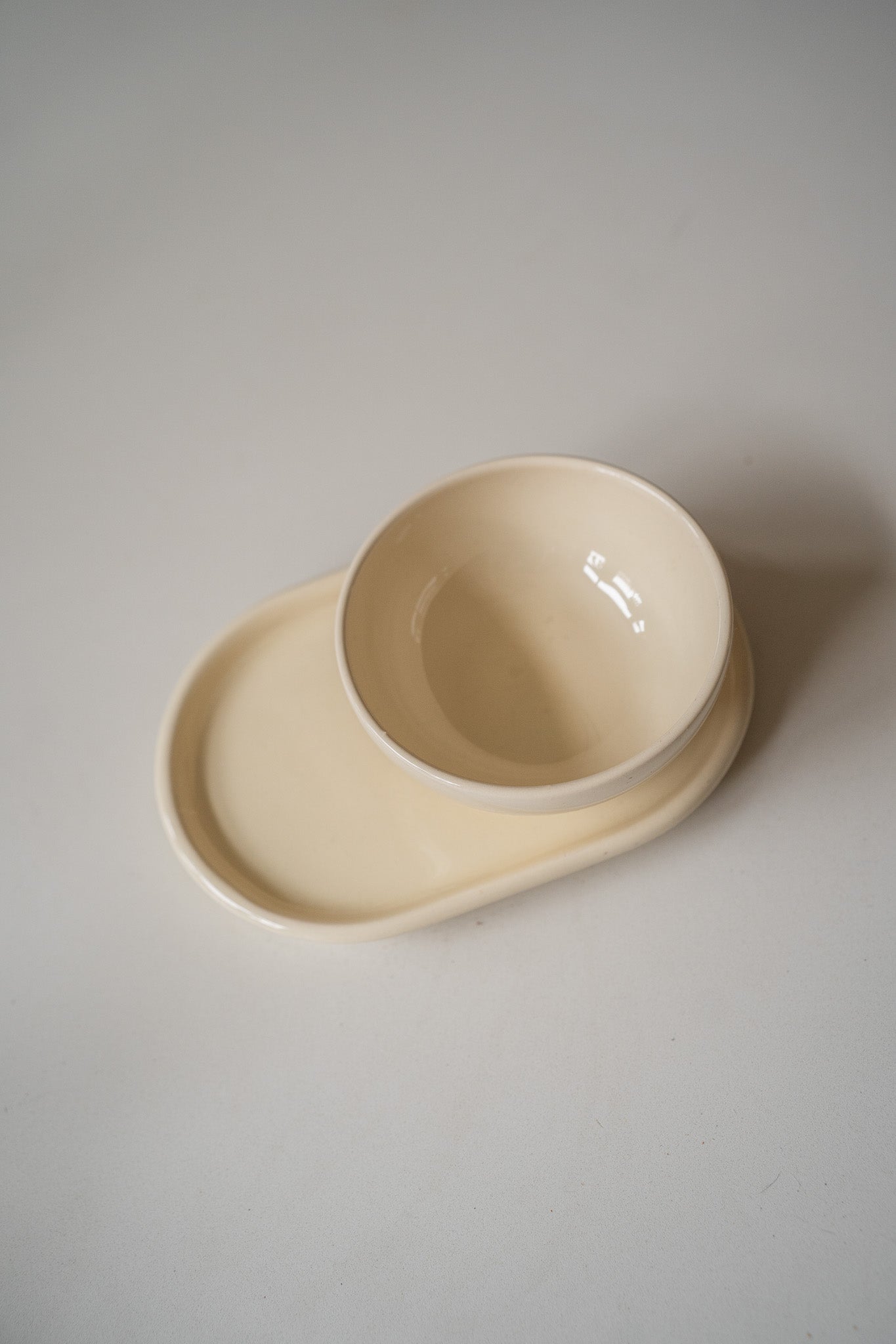 Crèmekleurige schaaltje en onderbord