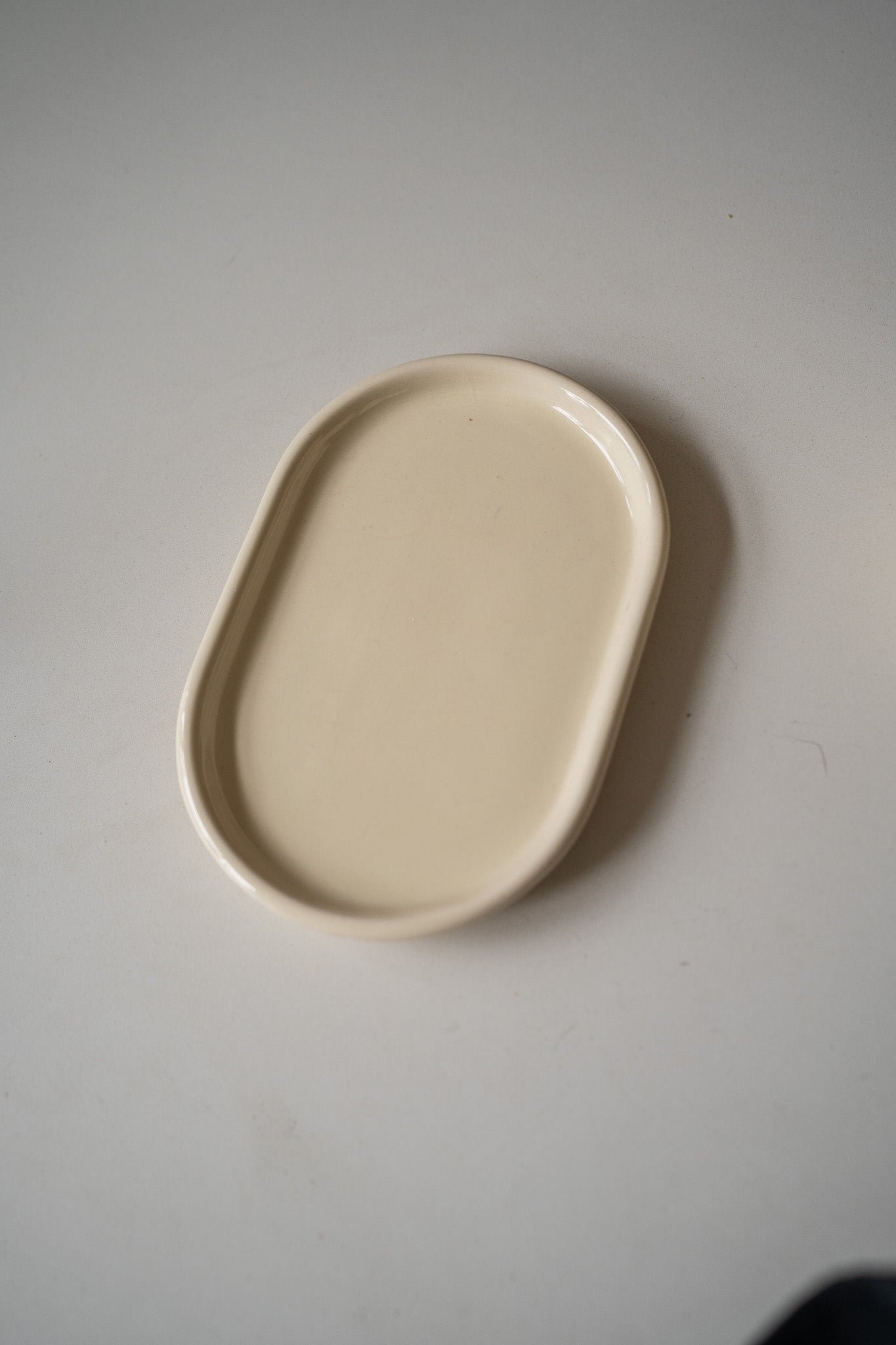 Crèmekleurige schaaltje en onderbord