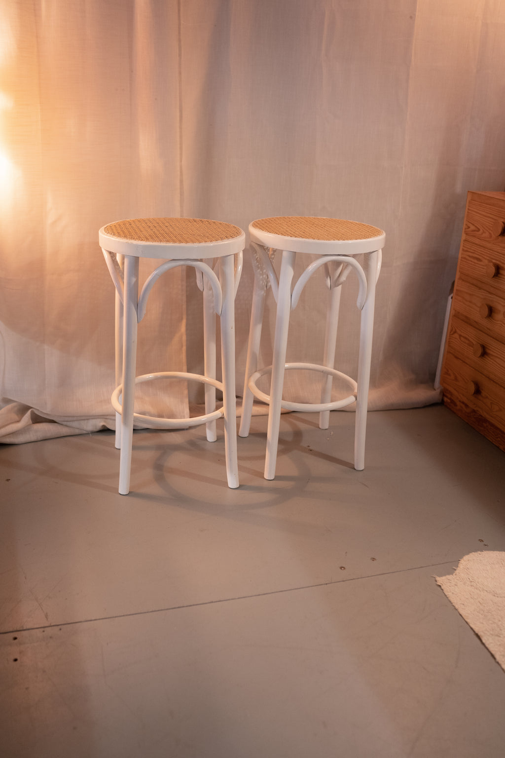 Set van 2 Vintage Thonet kruk met rotan zitting