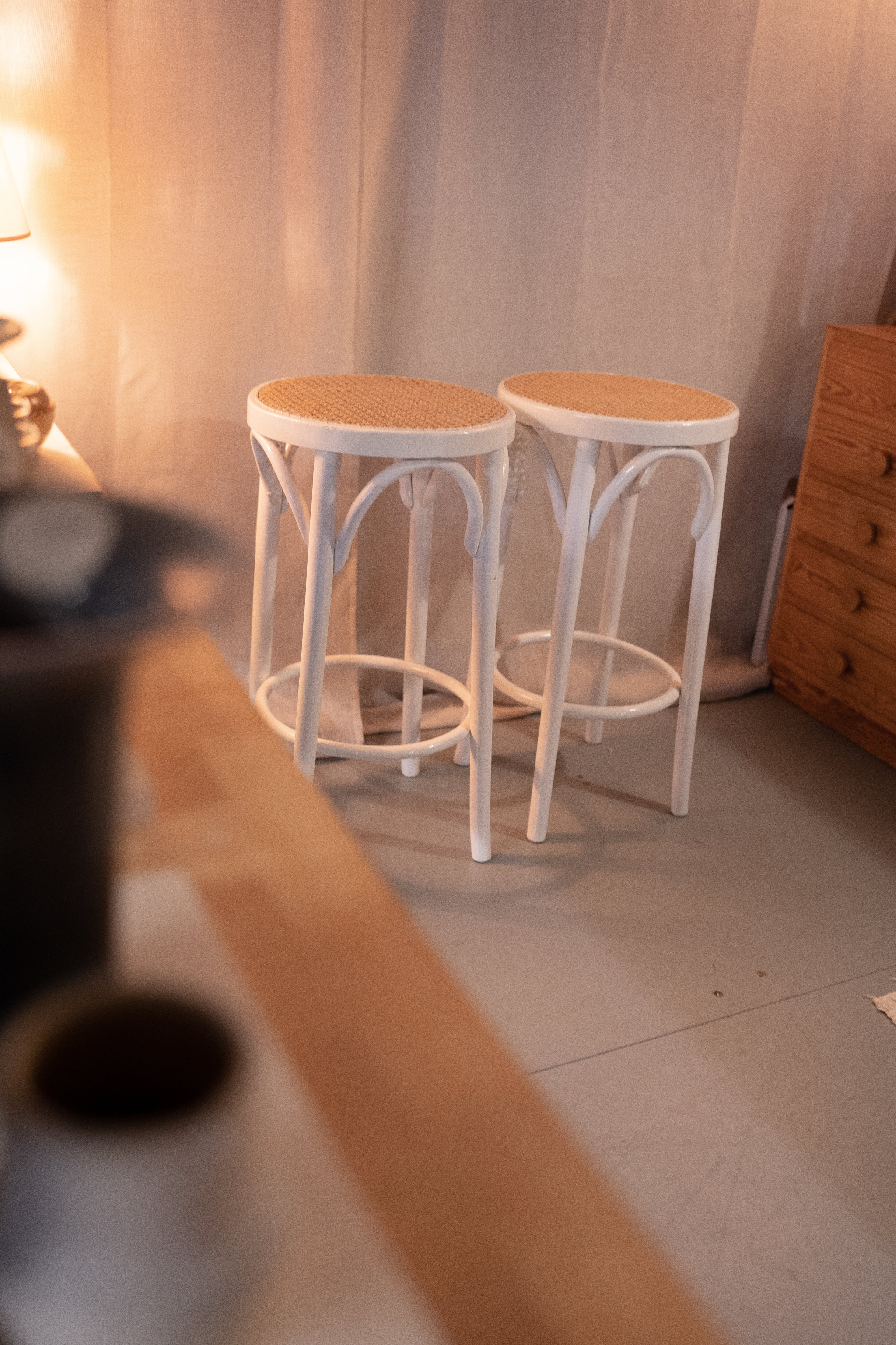 Set van 2 Vintage Thonet kruk met rotan zitting