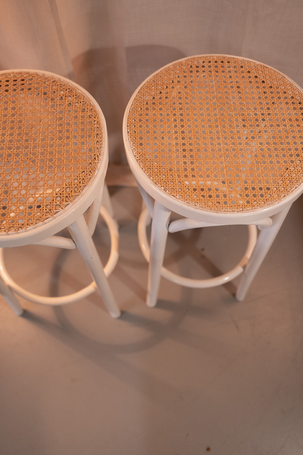 Set van 2 Vintage Thonet kruk met rotan zitting