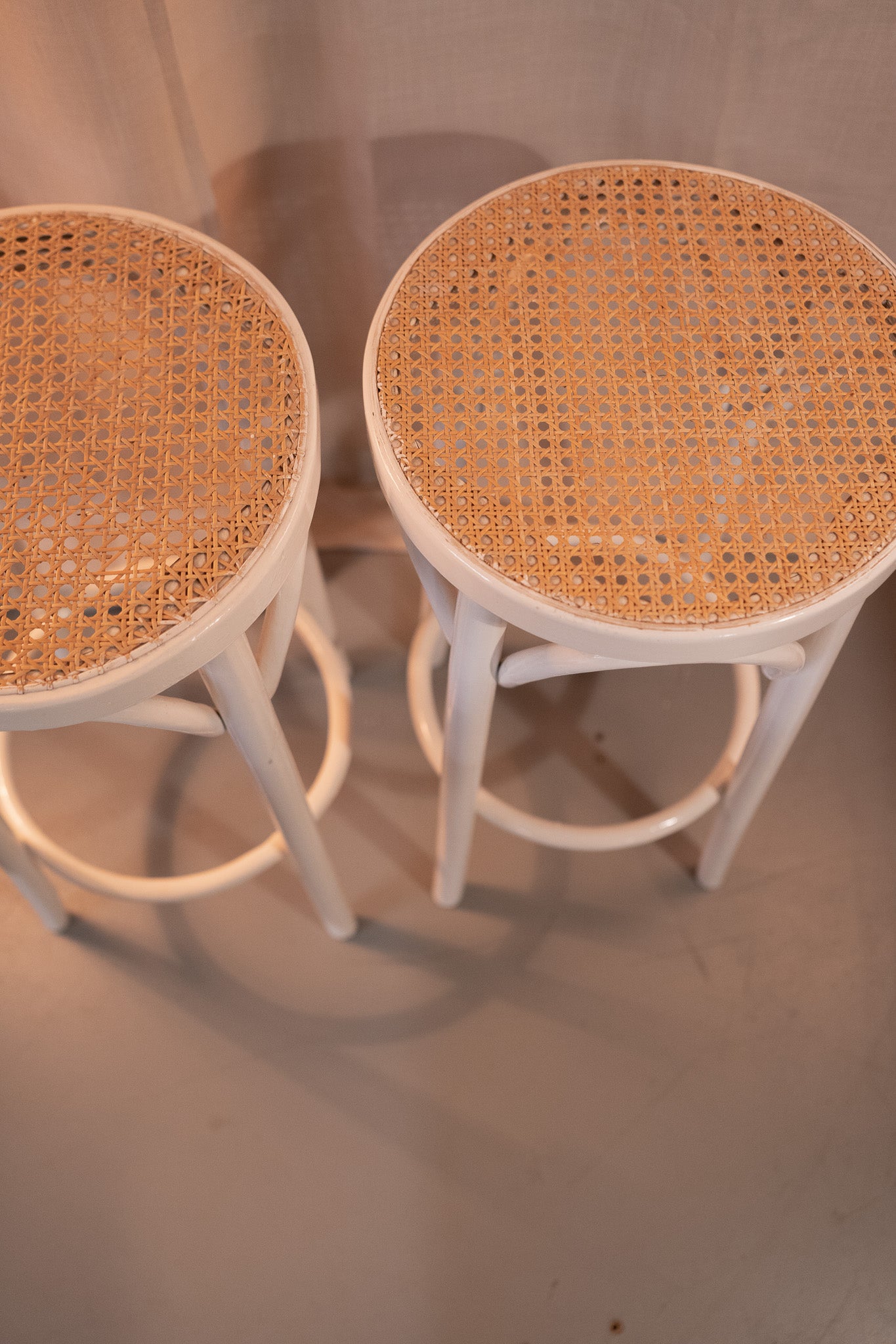 Set van 2 Vintage Thonet kruk met rotan zitting