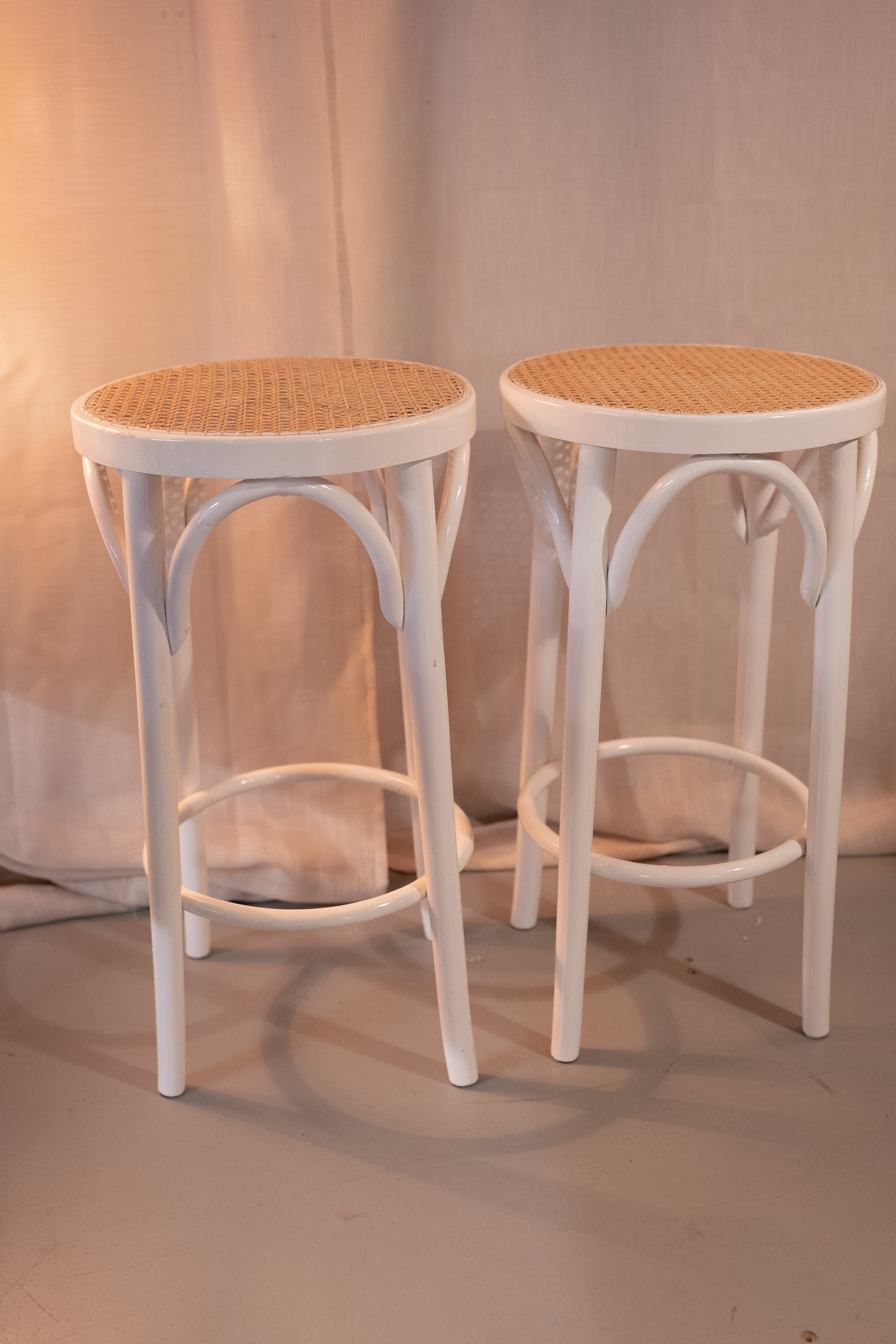 Set van 2 Vintage Thonet kruk met rotan zitting