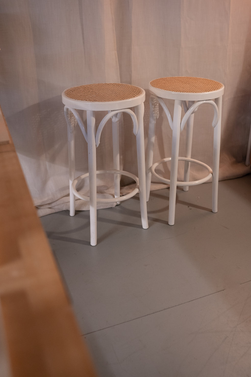 Set van 2 Vintage Thonet kruk met rotan zitting