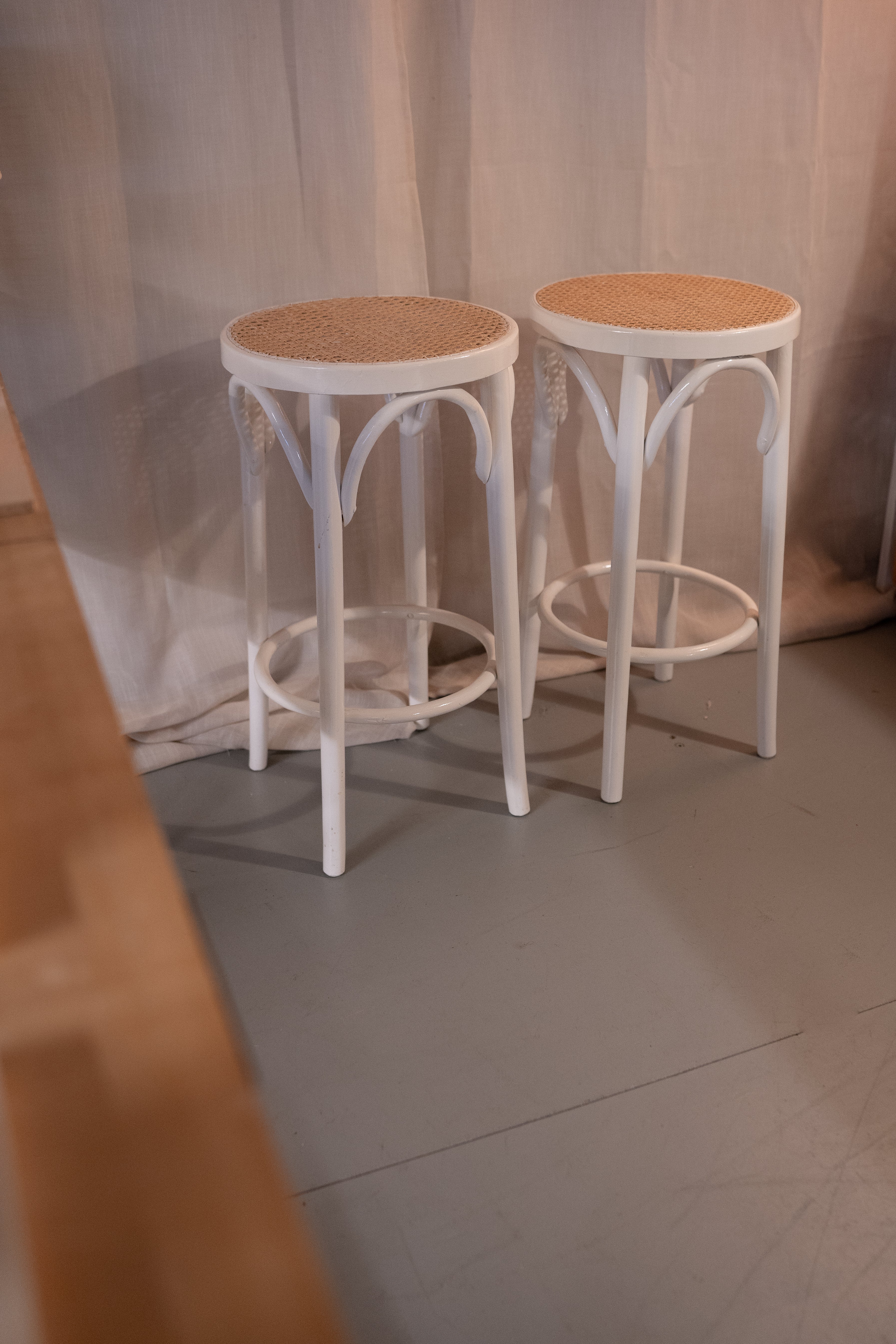 Set van 2 Vintage Thonet kruk met rotan zitting