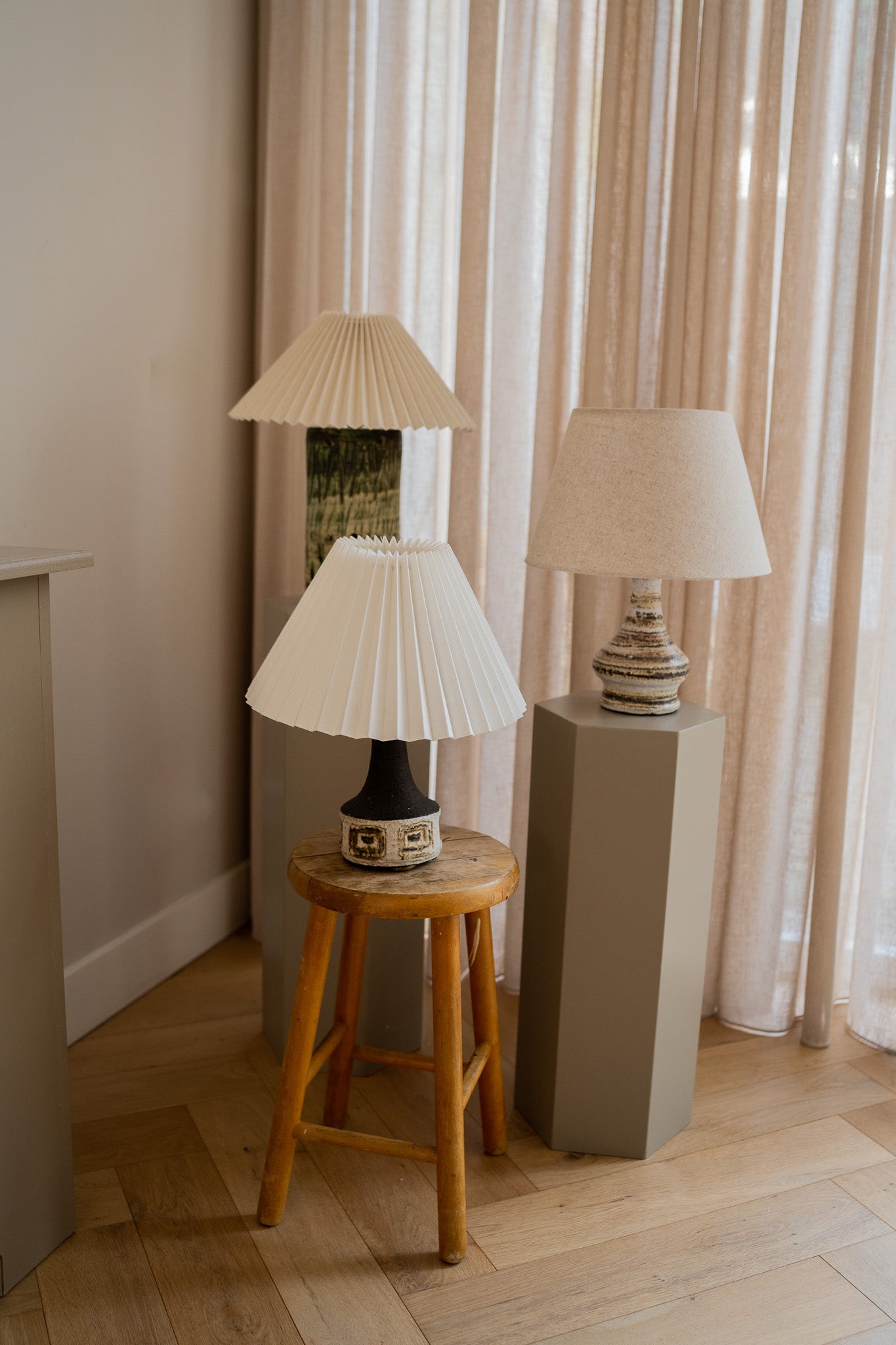 Keramieken bruine tafellamp & plisse kap