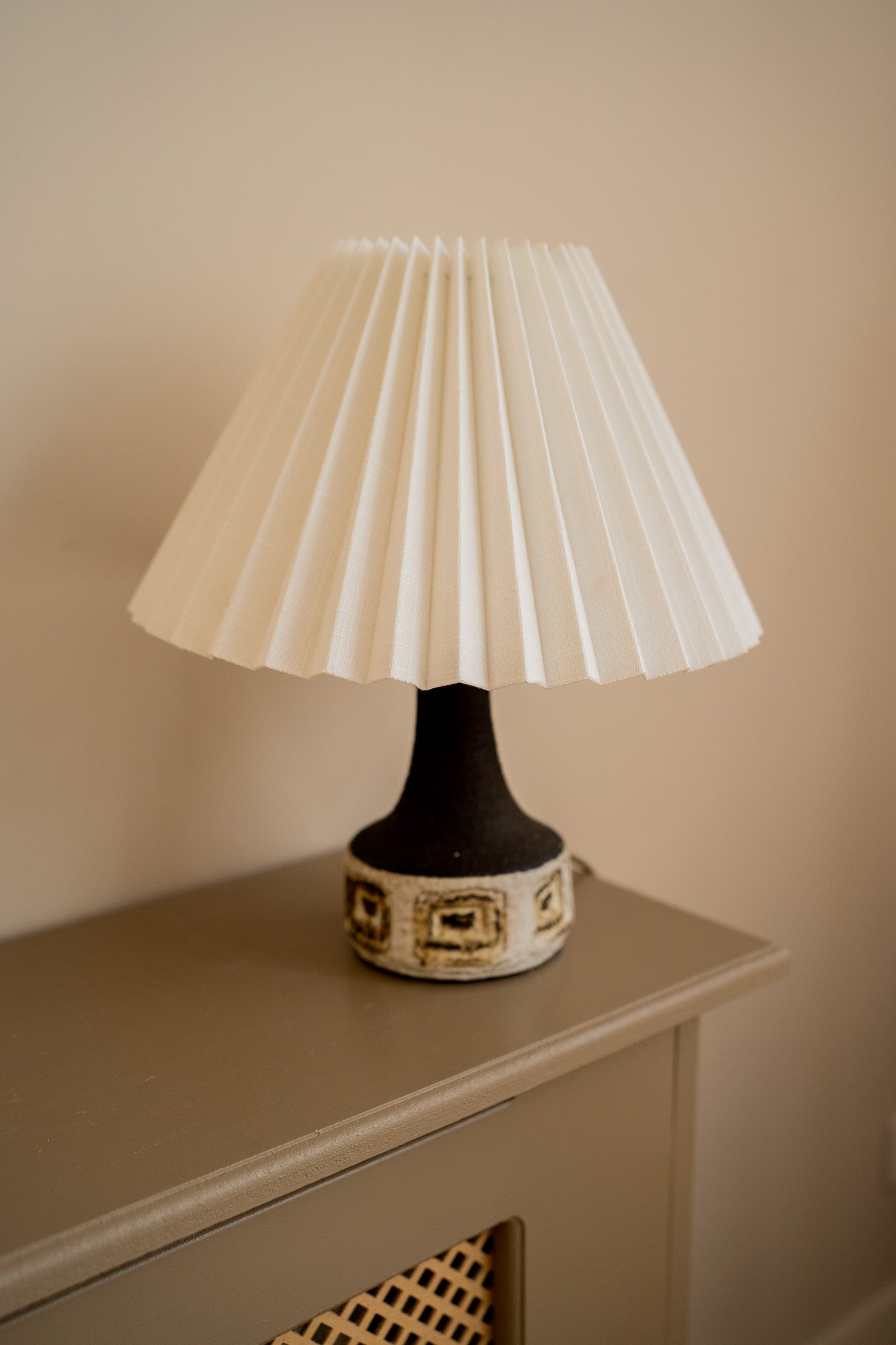 Keramieken bruine tafellamp & plisse kap