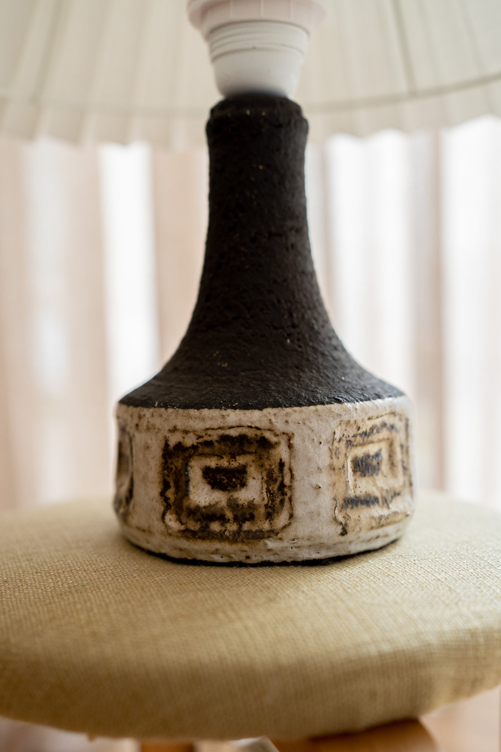 Keramieken bruine tafellamp & plisse kap