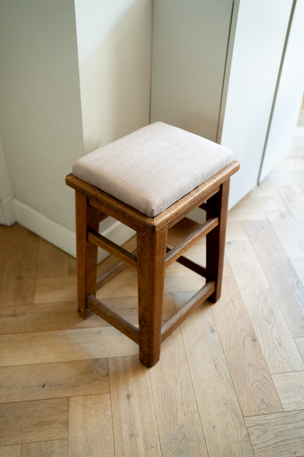 Houten kruk met stoffen zitting