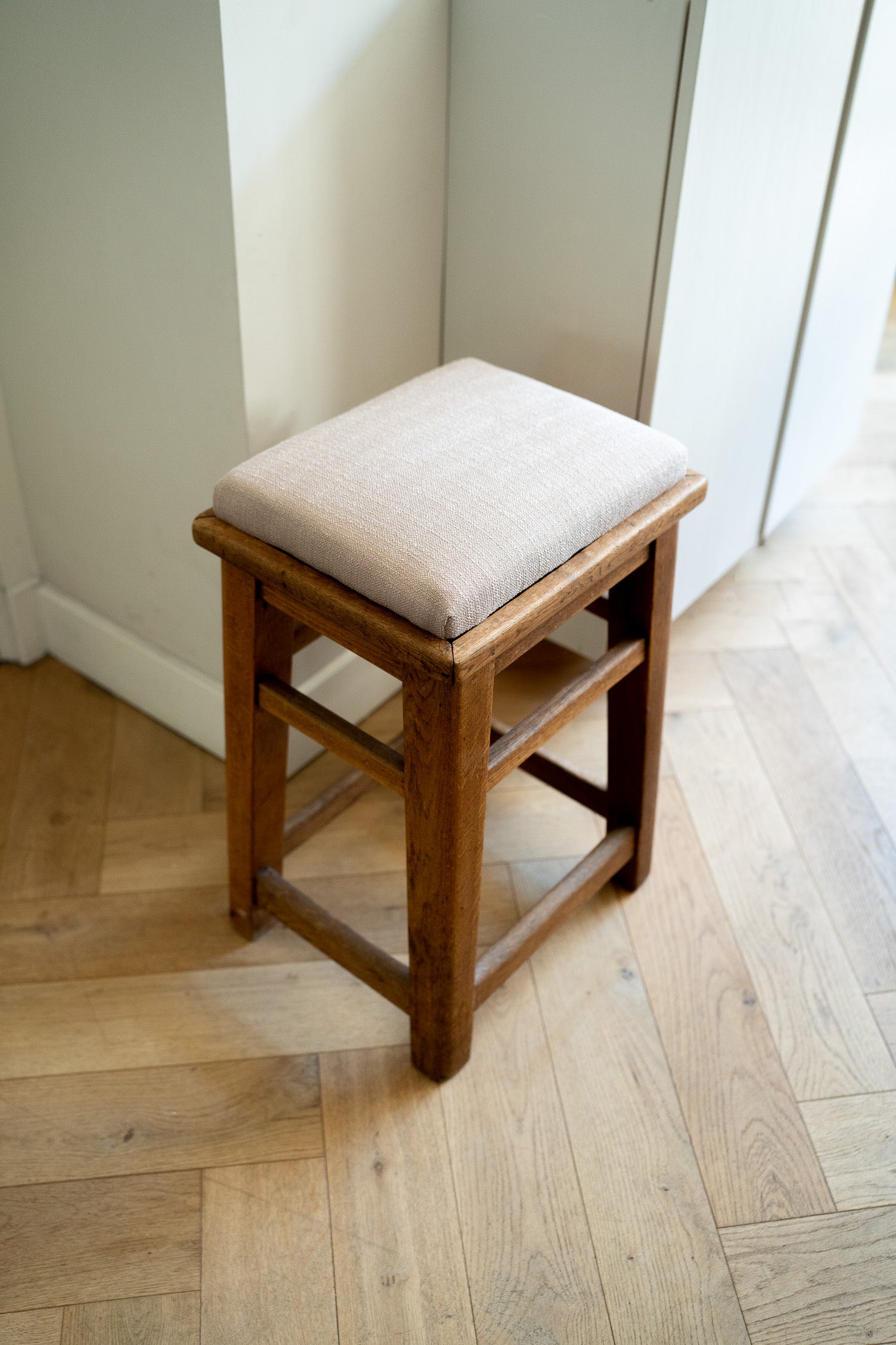 Houten kruk met stoffen zitting