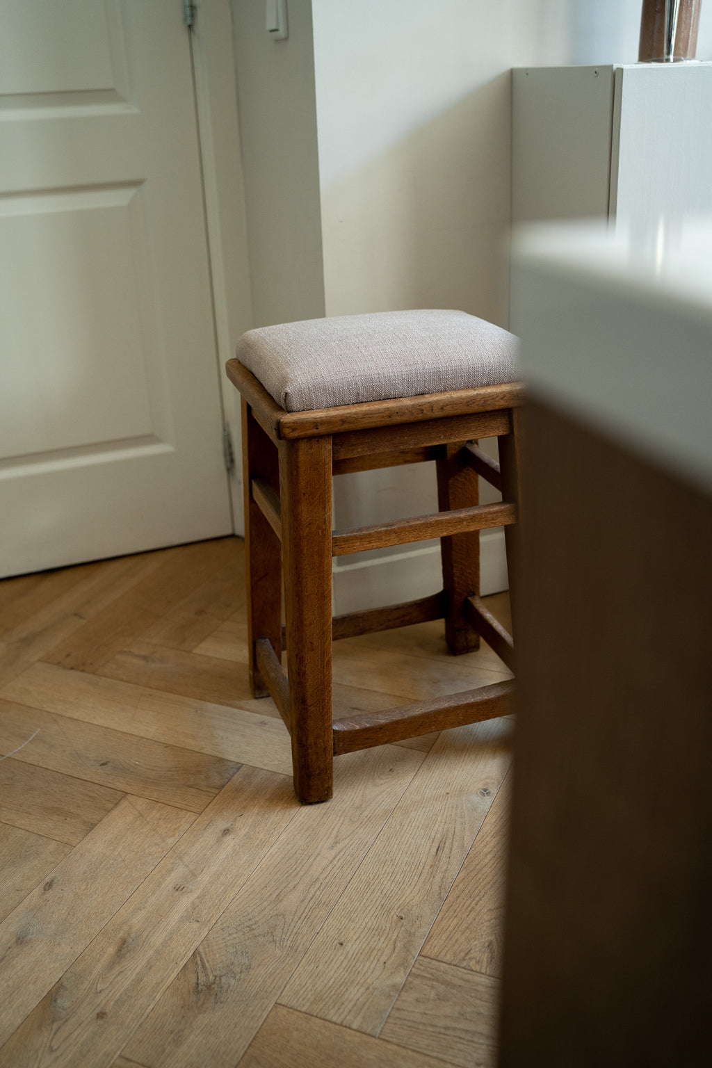 Houten kruk met stoffen zitting