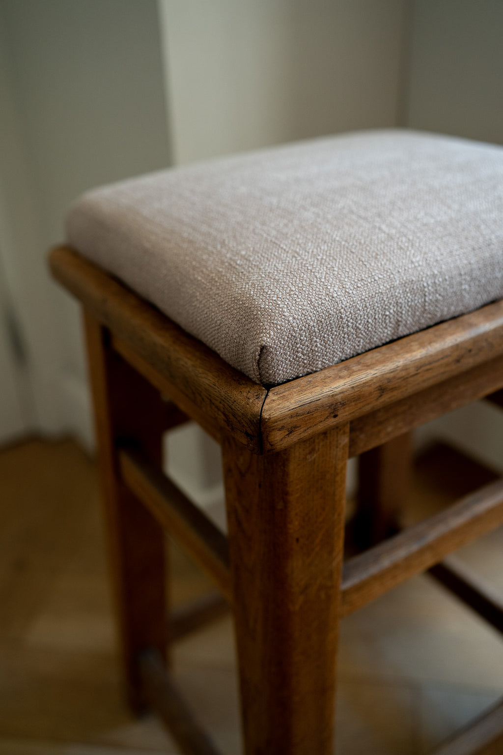 Houten kruk met stoffen zitting