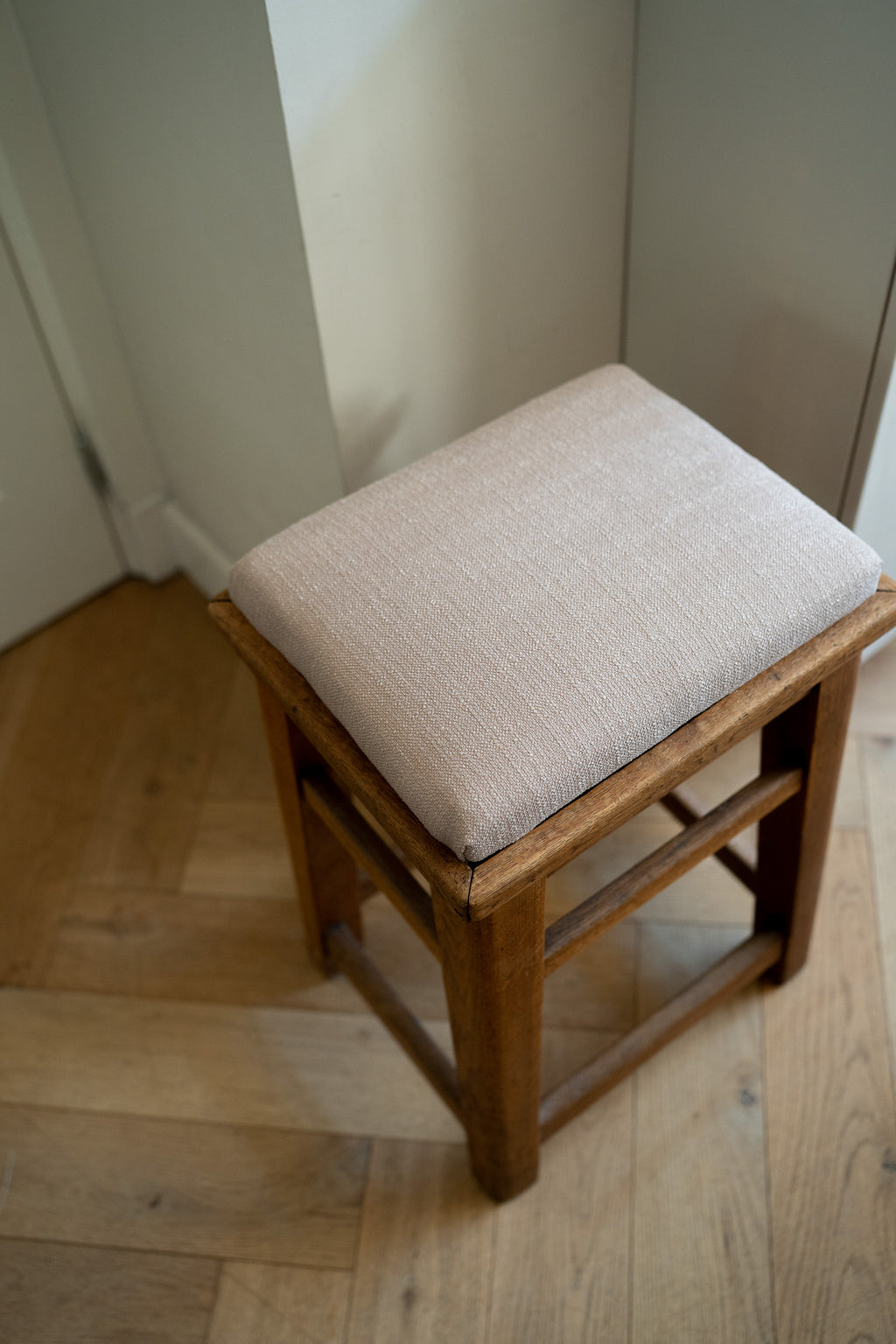 Houten kruk met stoffen zitting