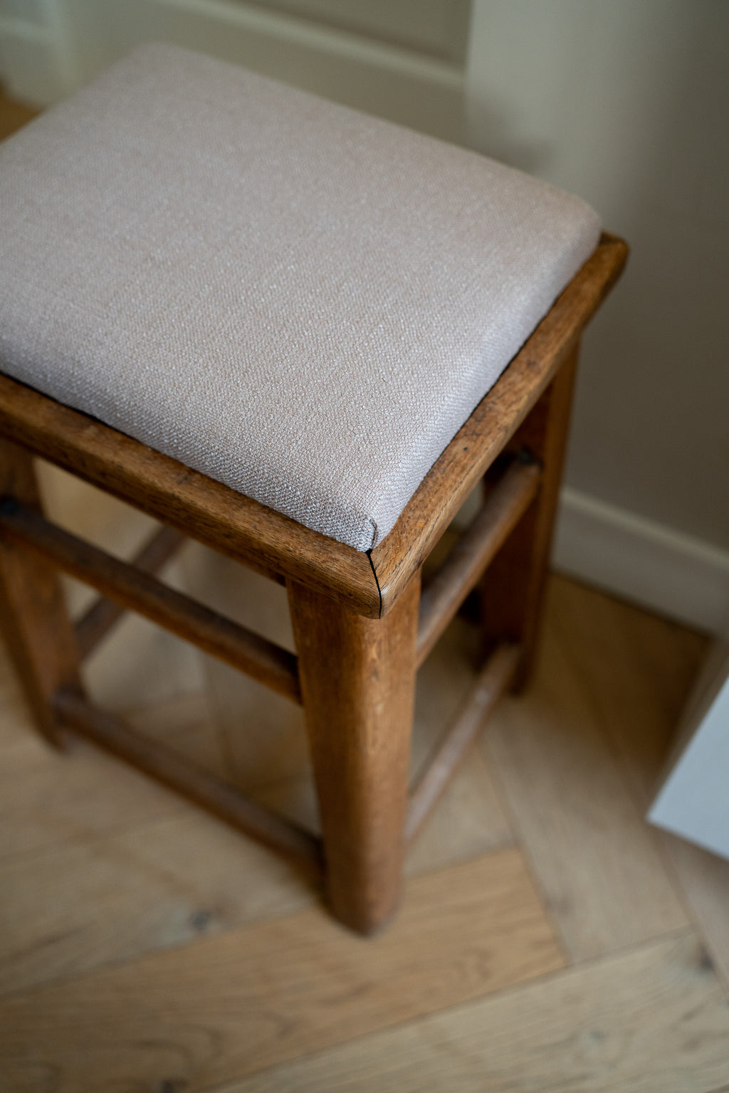 Houten kruk met stoffen zitting