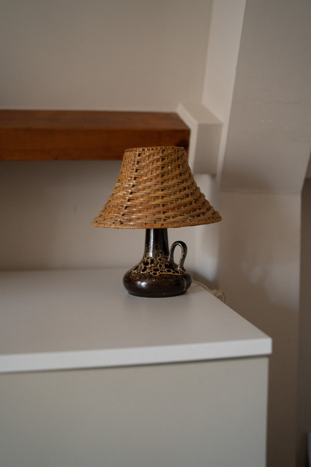 Keramiek lampje met rotan kap